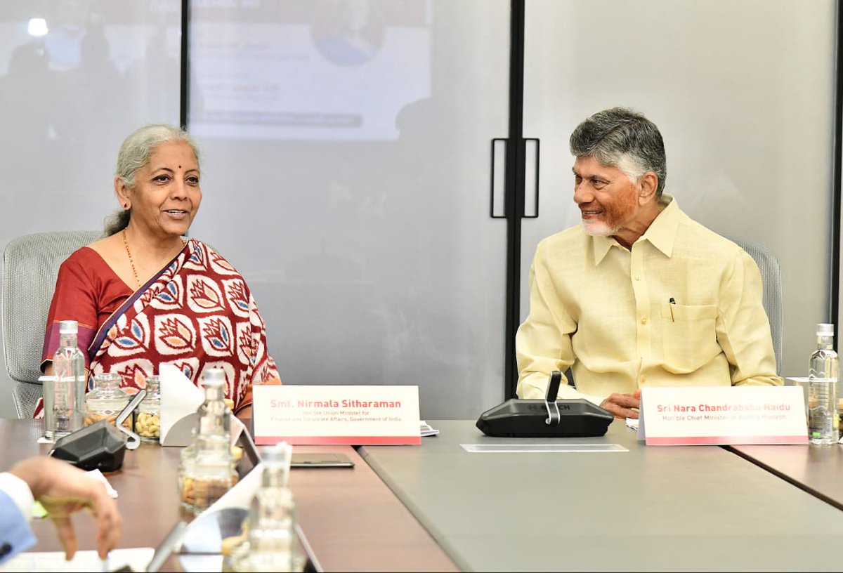 AndhraPradeshCM's tweet image. అమరావతి లో జరిగే కార్యక్రమాల్లో పాల్గొనేందుకు సీఆర్డీఏ కార్యాలయానికి చేరుకున్న కేంద్ర మంత్రి శ్రీమతి నిర్మలా సీతారామన్ కు ముఖ్యమంత్రి శ్రీ నారా చంద్రబాబు నాయుడు, ఉప ముఖ్యమంత్రి శ్రీ పవన్ కల్యాణ్, కేంద్ర మంత్రి శ్రీ పెమ్మసాని చంద్రశేఖర్, రాష్ట్ర మంత్రి శ్రీ నారా లోకేష్ స్వాగతం…
