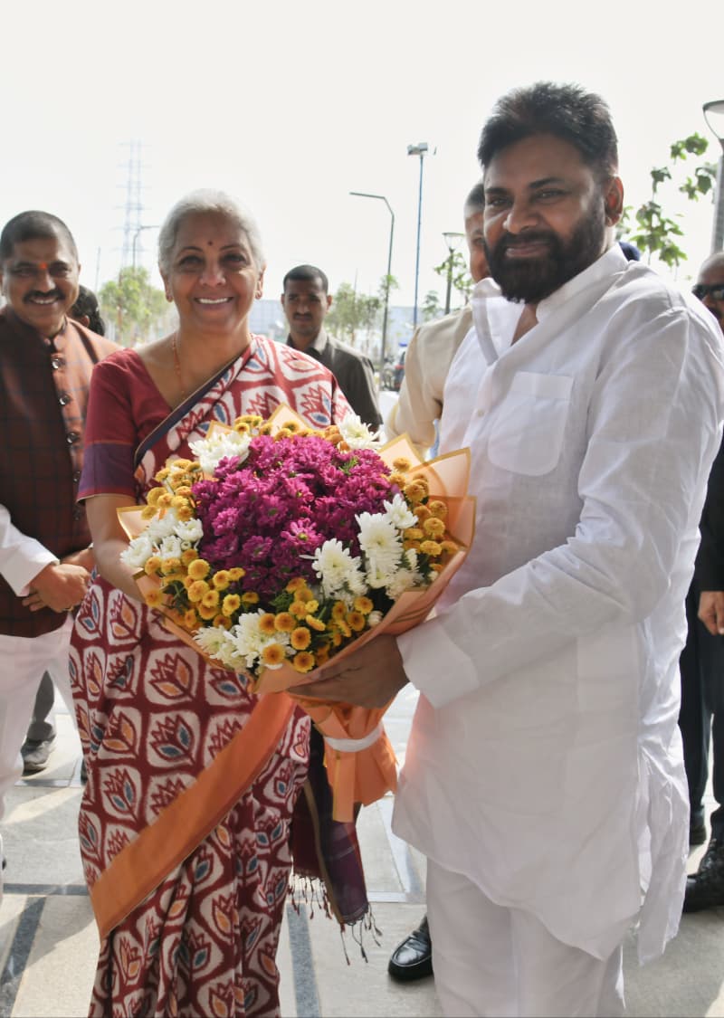 AndhraPradeshCM's tweet image. అమరావతి లో జరిగే కార్యక్రమాల్లో పాల్గొనేందుకు సీఆర్డీఏ కార్యాలయానికి చేరుకున్న కేంద్ర మంత్రి శ్రీమతి నిర్మలా సీతారామన్ కు ముఖ్యమంత్రి శ్రీ నారా చంద్రబాబు నాయుడు, ఉప ముఖ్యమంత్రి శ్రీ పవన్ కల్యాణ్, కేంద్ర మంత్రి శ్రీ పెమ్మసాని చంద్రశేఖర్, రాష్ట్ర మంత్రి శ్రీ నారా లోకేష్ స్వాగతం…