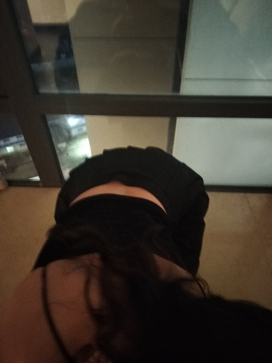 又到星期五了，今晚和明天有人想约人妻吗？😏😏😏