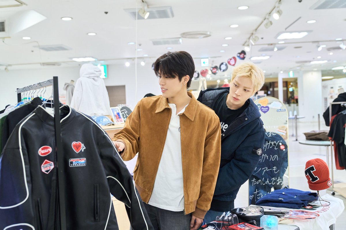 [📸]

POP-UP STOREに来店した
ビハインド写真を公開✨

#PARKJEONGWOO #SOJUNGHWAN が 
#トゥメ のみなさんに着てほしいドレスコードを選びました❣️

撮影を思い出しながら選んでくれました✨

#TREASURE #트레저 #トレジャー #PULSE_ON_IN_JAPAN #YG