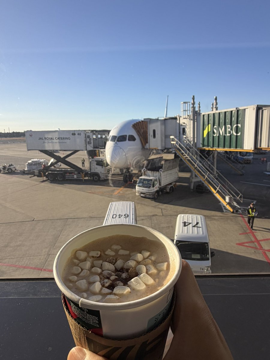 Langryun's tweet image. スモア　ラテと一緒に空港