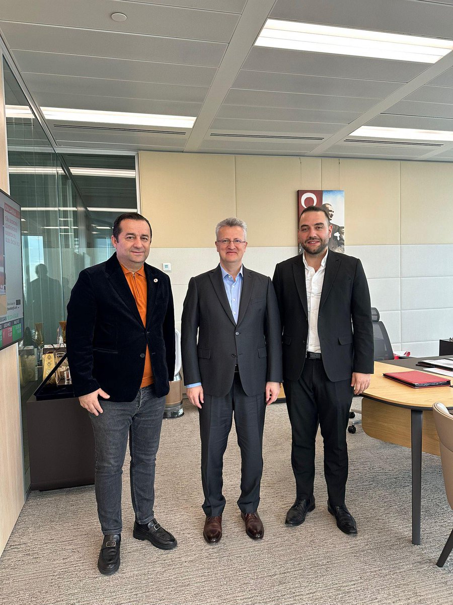 Ziraat Bankası (GYO)Genel Müdürü Sn.Ömer Peyami ÖZDİLEK beyefendiyi ziyaret ettik.
Ziraat Bankası’na ait gayrimenkullerin satış süreçlerinde meslektaşlarımızın aracılık edebilmesi konusunda kapsamlı istişarelerde bulunduk.