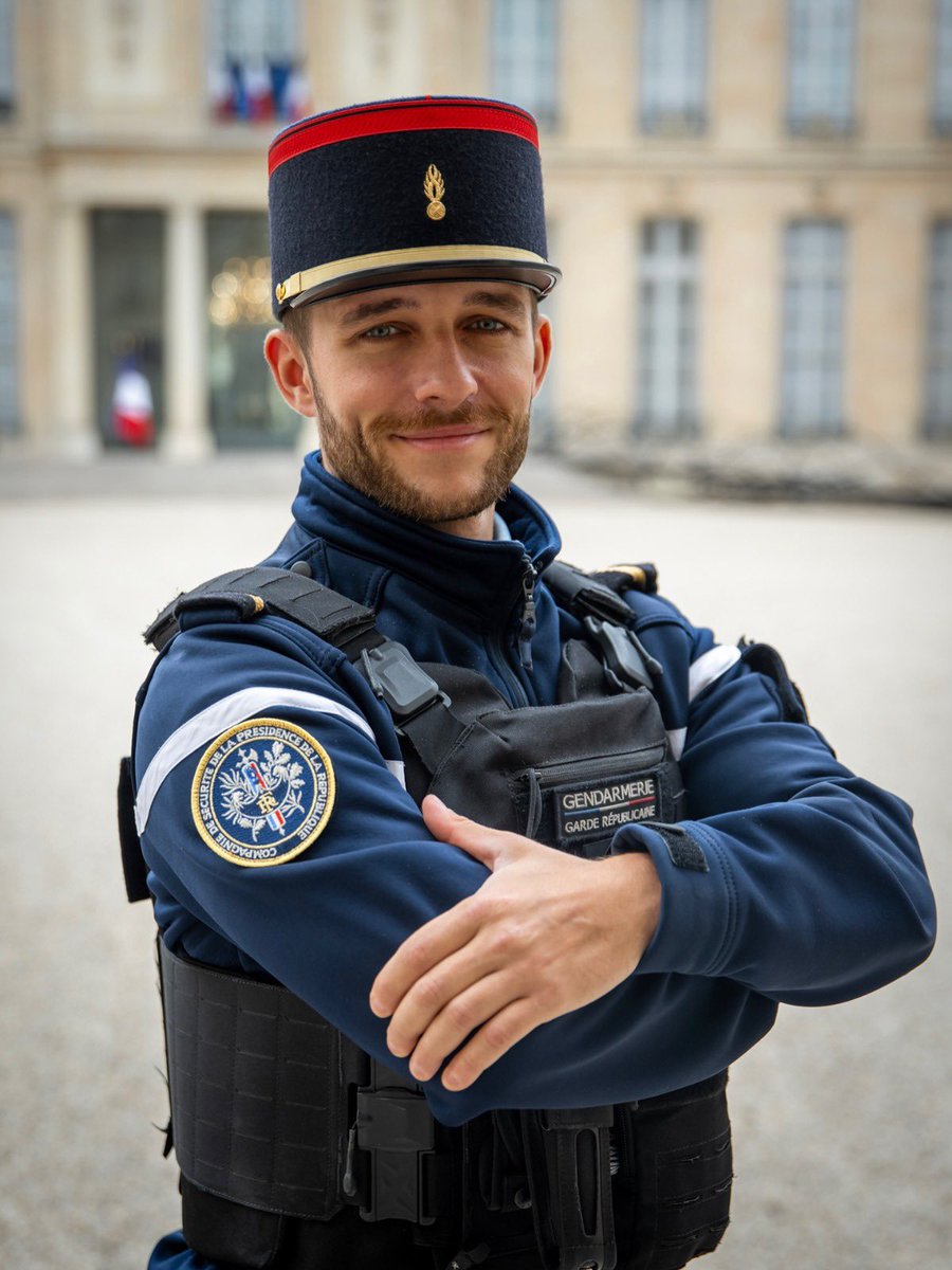 Gendarmerie's tweet image. #Gendarmerie 🇫🇷 On vous partage le sourire d&apos;un camarade Garde Républicain ! 😃
📸 Garde Républicaine - S. Michaux
#garderépublicaine