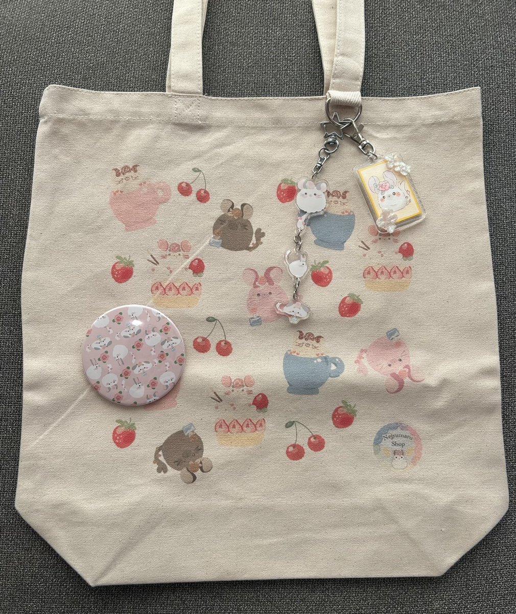 kobahandmade's tweet image. お客さまより
素敵な推し活バッグのお写真をいただきました✨️

ぐー。さんの描く原画キーホルダーに大きな缶バッチ💐
３連キーホルダーはノベルティくじの景品です✨️
（３連キーホルダーはくじ限定です💡）

ねじゅでいっぱいの素敵なバッグをありがとうございます🥰

#お花でつむぐ物語