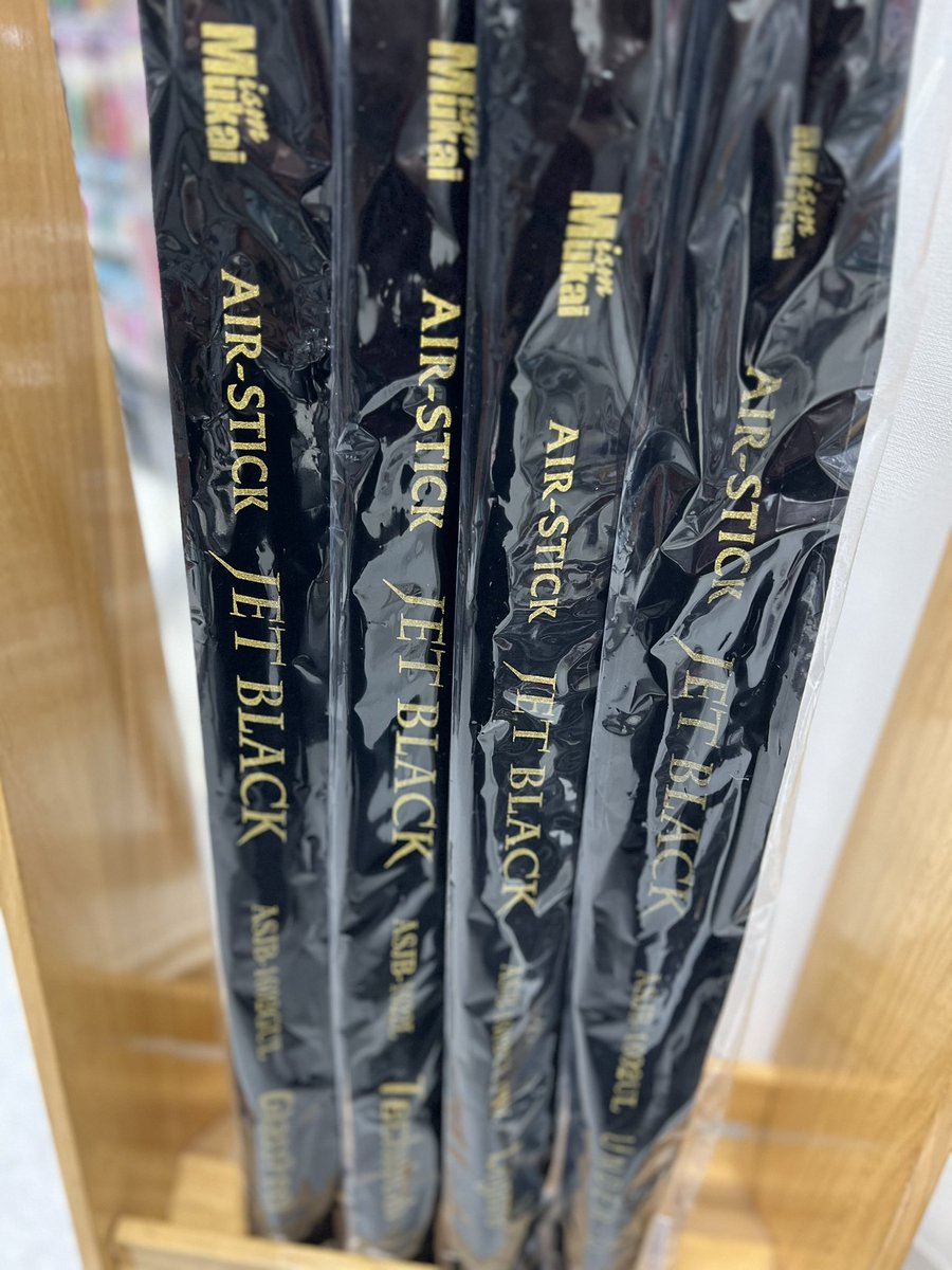 natsumeturigu's tweet photo. 入荷情報🆕

ムカイフィッシング×陰キャ、釣りにハマる。コラボロッド

ムカイフィッシング　
ロッドのNewシリーズ『JETBLACK』
初回発売の4機種 https://t.co/TEmN790iXm