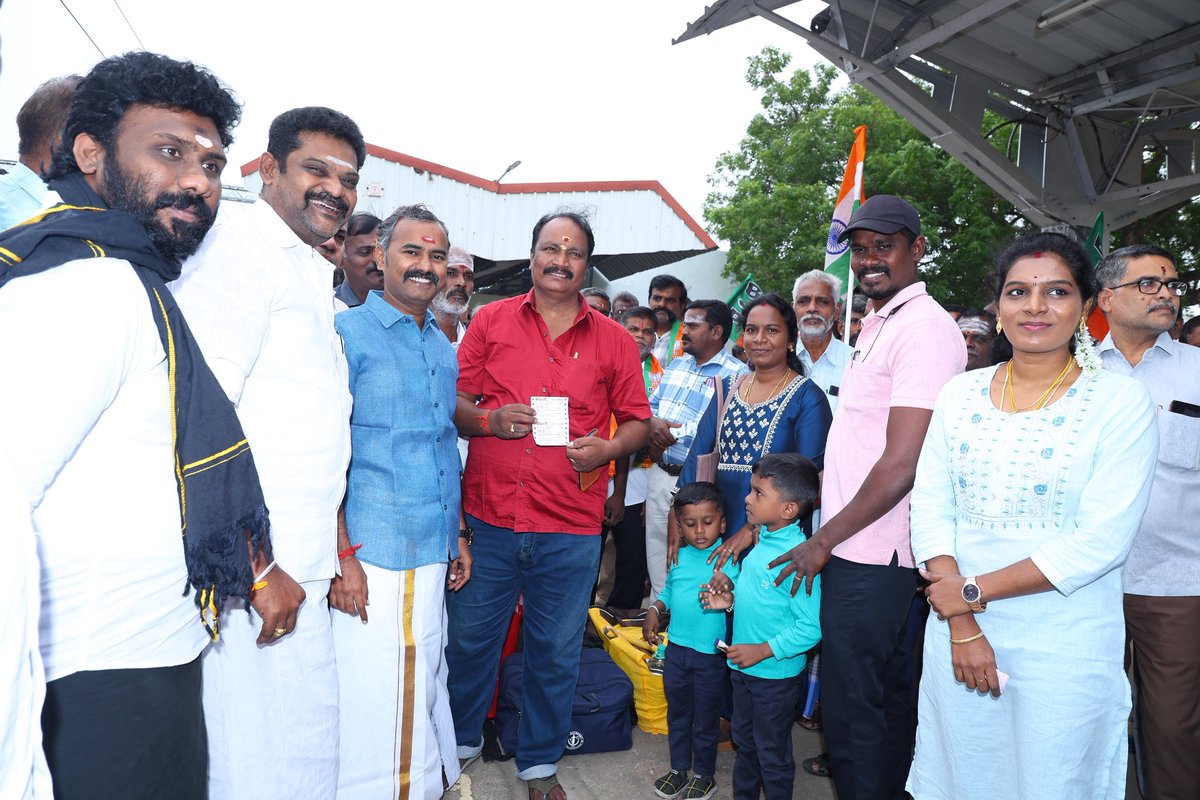 asuvathaman's tweet photo. இன்று பண்ருட்டி ரயில் நிலையத்திலிருந்து , பாமனி எக்ஸ்பிரஸ் மூலம் திருப்பதிக்கு செல்லும் முதல் பயணிகளுக்கு என் வாழ்த்துக்களை தெரிவித்தேன். 

மாண்புமிகு ரயில்வே அமைச்சர் @AshwiniVaishnaw அவர்களுக்கு மக்கள் சார்பாக நன்றி! நன்றி!  . 

@narendramodi @AmitShah
@AshwiniVaishnaw @rajnathsingh @myogiadityanath 
@nsitharaman

@blsanthosh @MenonArvindBJP @ReddySudhakar21 @NainarBJP @KesavaVinayakan @annamalai_k