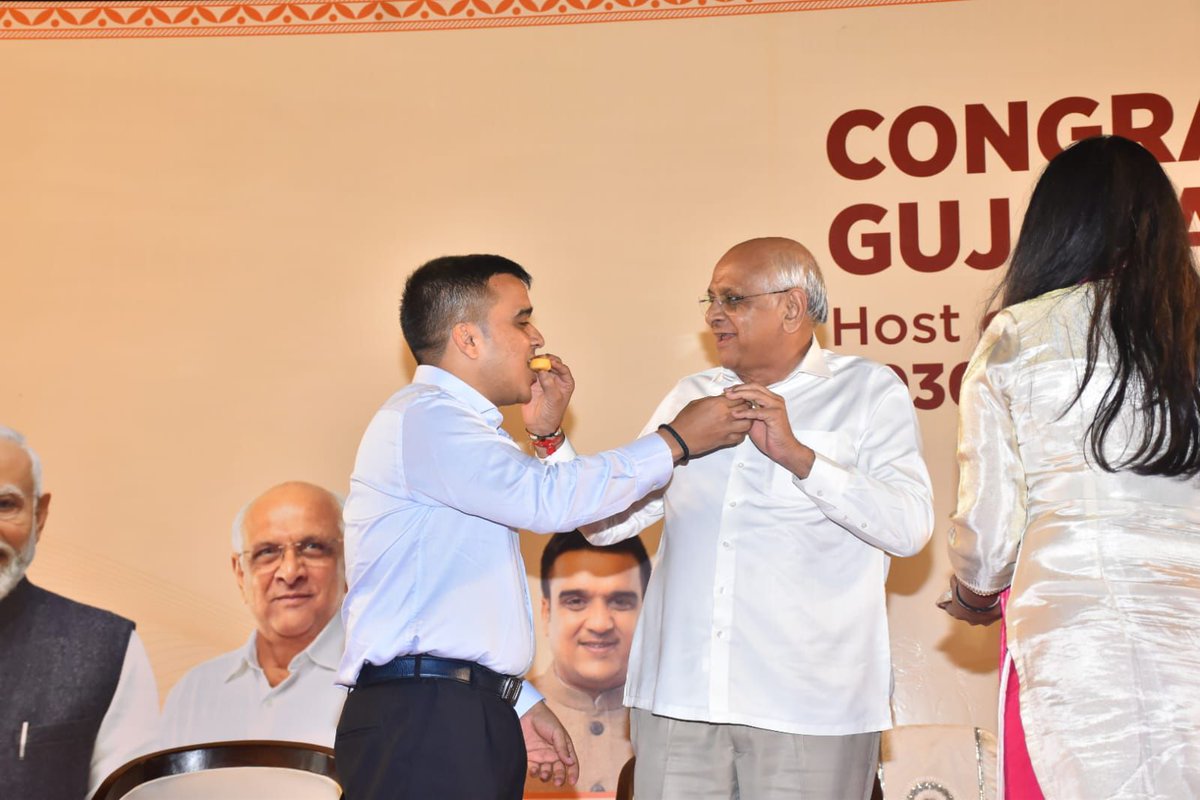 InfoGujarat's tweet photo. 12મી ચિંતન શિબિર; સામૂહિક ચિંતનથી સામૂહિક વિકાસ...

વલસાડના ધરમપુરમાં શ્રીમદ્ રાજચંદ્ર આશ્રમ ખાતે યોજાઈ રહેલી ચિંતન શિબિરમાં કોમનવેલ્થ ગેમ્સ 2030ની યજમાની ગુજરાતને મળી એ ઐતિહાસિક સફળતાને હર્ષોલ્લાસભેર વધાવાઈ...

ગુજરાતને કોમનવેલ્થ ગેમ્સ 2030ની યજમાની મળતાં આ અવિસ્મરણીય ઘડીને આવકારવા માન. મુખ્યમંત્રી શ્રી ભૂપેન્દ્રભાઈ પટેલ અને નાયબ મુખ્ય���ંત્રી શ્રી હર્ષભાઈ સંઘવી આવી પહોંચતા ઢોલ નગારા સાથે વાજતે ગાજતે સ્વાગત કરાયું; આ પ્રસંગે મંત્રી મંડળના સૌ મંત્રીશ્રીઓ, મુખ્ય સચિવશ્રી સનદી અધિકારીશ્રીઓ ઉપસ્થિત રહ્યા...

કોમનવેલ્થ ગેમ્સ 2030ની યજમાની ગુજરાતને મળી તેમાં માન. વડાપ્રધાન શ્રી નરેન્દ્રભાઈ મોદીના વિઝનનું પરિણામ છે, આપણા સૌ માટે ગૌરવની ક્ષણ છે : મુખ્યમંત્રીશ્રી

માન. વડાપ્રધાન શ્રી નરેન્દ્રભાઈ મોદીએ 20 વર્ષ પહેલાં જે મહેનત કરી હતી તેનું આજે આપણને ફળ મળ્યું છે : નાયબ મુખ્યમંત્રીશ્રી

#ChintanShibir #Valsad #Gujarat #2030commonwealthgames