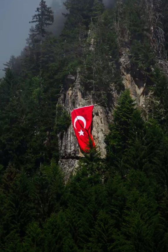 Bu bayrak sadece bir kumaş parçası değildir.
Bu bayrak, her dalgalandığında milletin kalbiyle atar. Kırmızısı, toprağa düşen canların kanıdır; beyazı, o kanın içinde kaybolmayan umudun rengidir. Her kıvrımında bir annenin gözyaşı, her dalgalanışında bir askerin nefesi vardır.