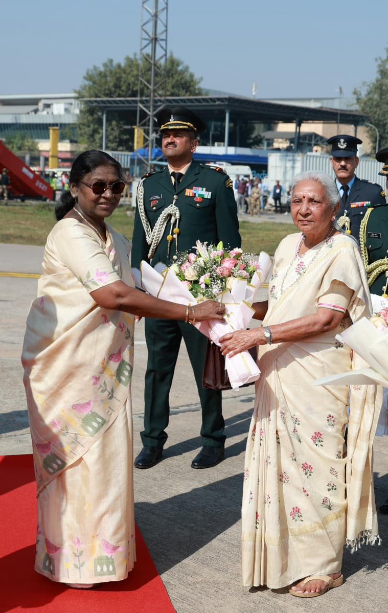 airnewsalerts's tweet image. Uttar Pradesh: President #DroupadiMurmu arrives in #Lucknow, where Governor Anandiben Patel, Chief Minister Yogi Adityanath, and Deputy CMs Brajesh Pathak and Keshav Prasad Maurya welcomed her on her arrival.