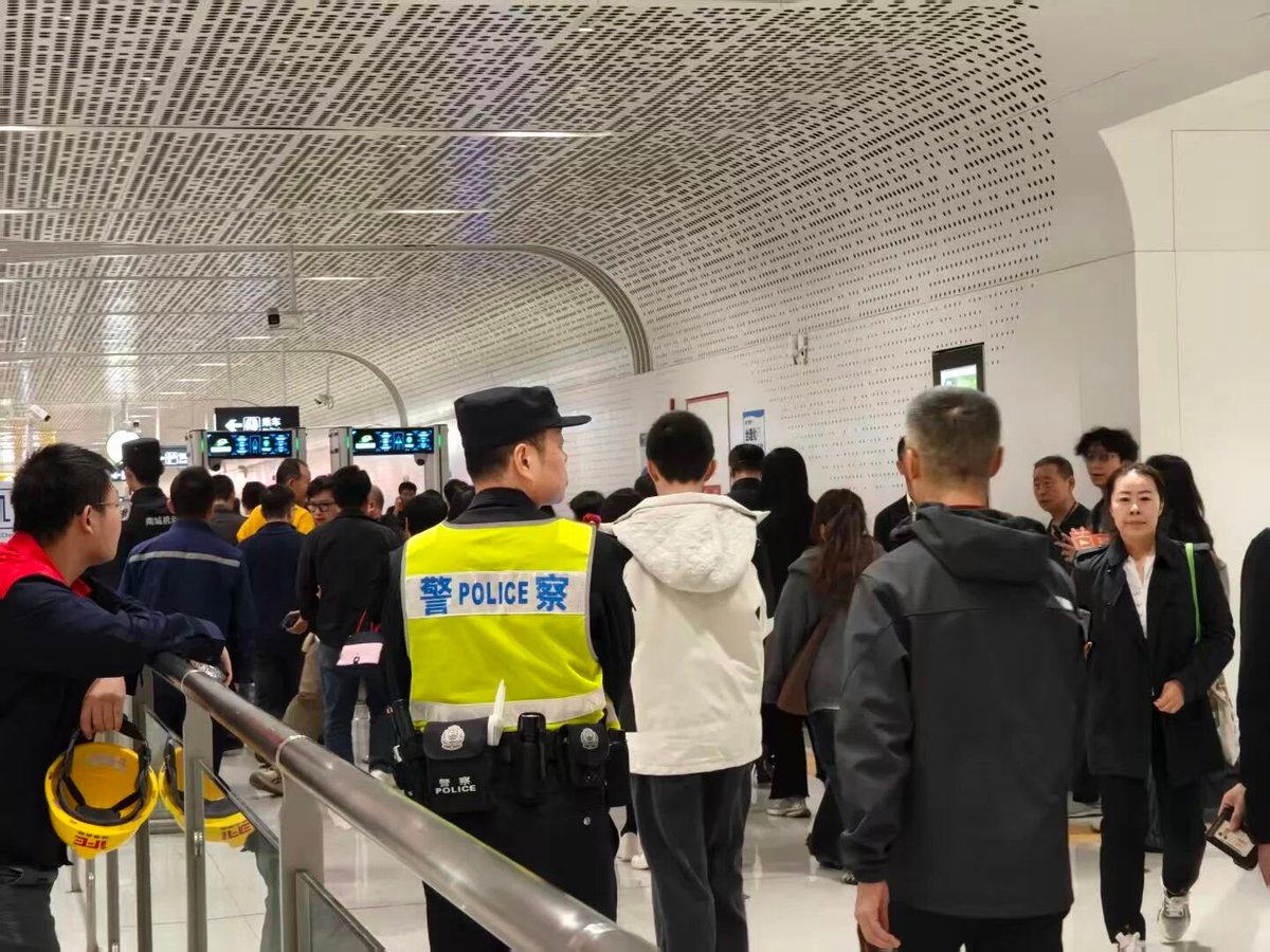 szdaily1's tweet image. 🚇 IT'S LIVE! #Dongguan Metro Line 1 officially opens today, a major milestone for the Greater Bay Area's super metro network.

It's a key link that will soon connect Dongguan directly with #Shenzhen, paving the way for a future 5-city line: