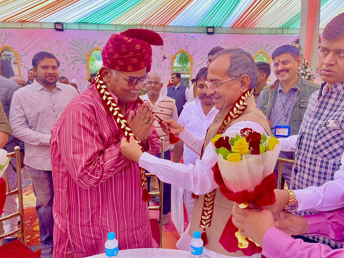 madandilawar's tweet image. पाली

राजस्थान भाजपा प्रदेशाध्यक्ष, आदरणीय श्री मदन जी राठौड़ के सुपुत्र के विवाहोत्सव में शामिल होकर मंगलमय एवं सुखद वैवाहिक जीवन के लिए हार्दिक शुभाशीष प्रदान किया।

@madanrrathore 
#bjp4rajasthan #pali