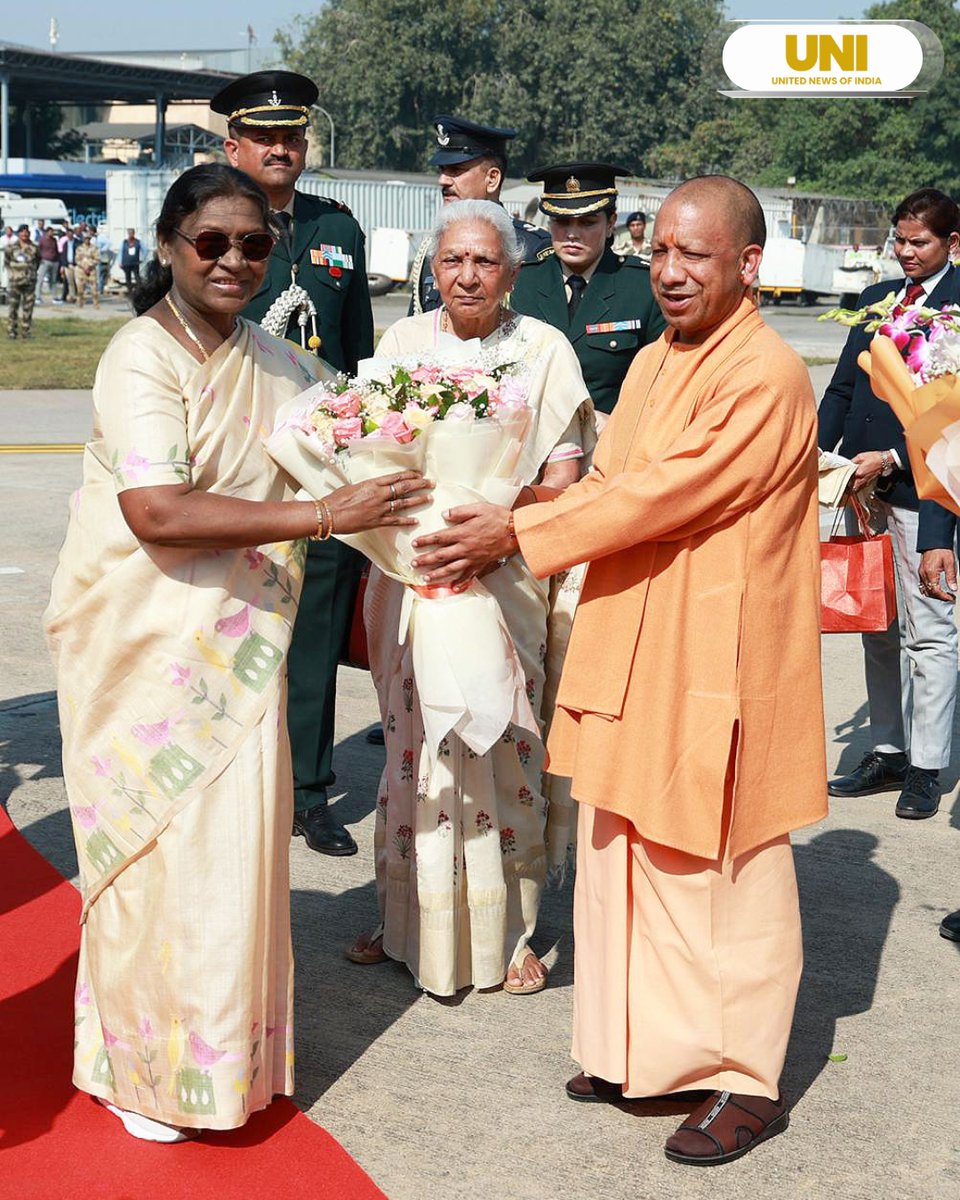 uniindianews's tweet image. Uttar Pradesh Chief Minister Yogi Adityanath warmly welcomes President Droupadi Murmu on the sacred land of Uttar Pradesh. 

Governor Anandiben Patel is also present. 

@rashtrapatibhvn | @myogioffice |@myogiadityanath | @GovernorofUp | @anandibenpatel | #DroupadiMurmu |…