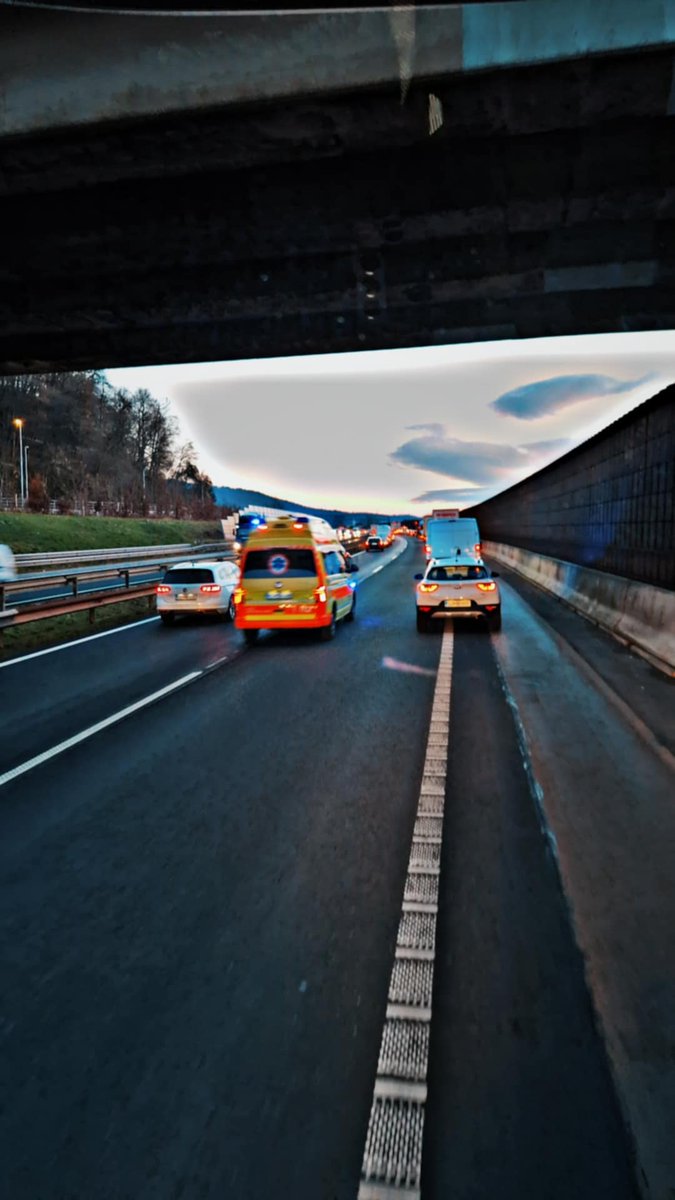 Med Vrhniko in Dragomerjem je prišlo do trčenja, zaradi česar sta zaprta prometna pasova, promet pa poteka po odstavnem pasu.

Tadej svoja opažanja o reševalnem pasu podkrepi s fotografijo👌🏻

 #ozaveščamo #skupaj #zastoj #LevoDesno #zavodreševalnipas #reševalnipas #RešiŽivljenje