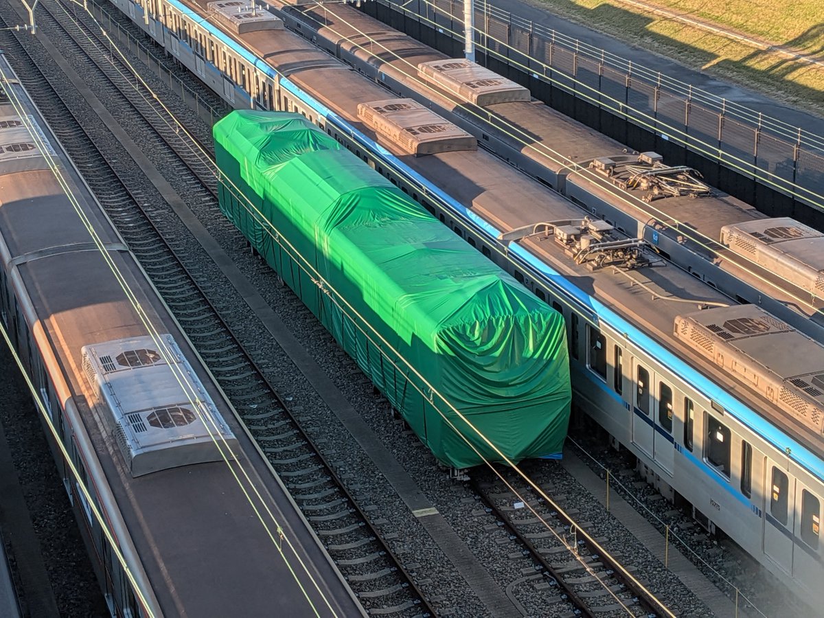 【速報】
深川検車区行徳分室に謎の車両登場
緑のシートで包まれた謎の車両がぽつんと1両だけ東西線の車両に囲まれ佇んでる。
もしかしたら、千代田線6000系の車両説もあり。