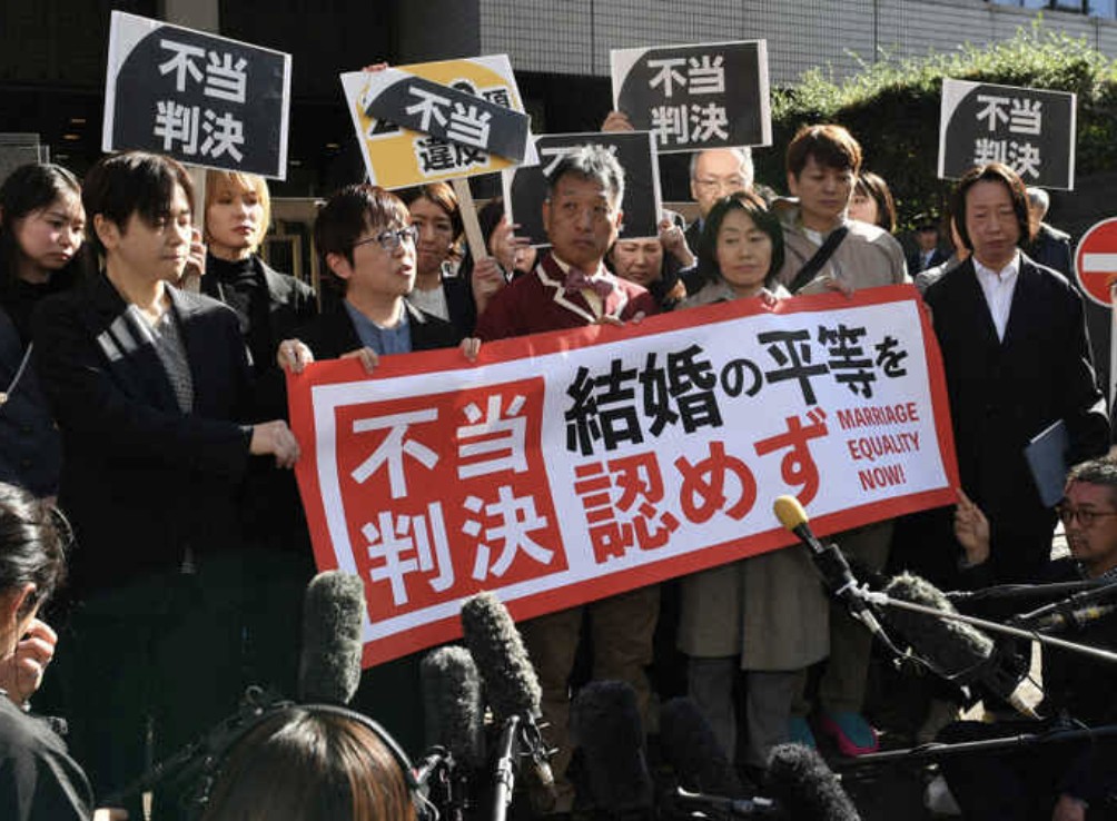 KadotaRyusho's tweet image. 同性同士の婚姻を認めていない民法や戸籍法が憲法違反か否かが争われた控訴審判決で東京高裁(東亜由美裁判長)は合憲判断｡全国5地裁で6件起こされた中で高裁の合憲判断は初｡憲法24条は〈婚姻は両性の合意のみに基いて成立〉する事が定められている｡極めて妥当｡反対派はまず憲法改正してから言いなさ…