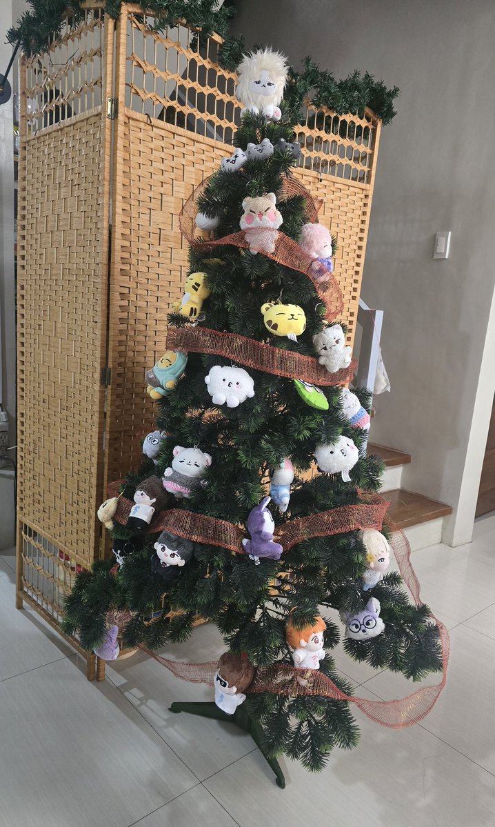 kkokkomelo's tweet image. 😭😀 so you&apos;re telling me, we&apos;re getting an official one... 🤡❓️❓️