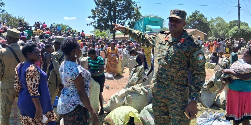 ug_edge's tweet image. #UPDF 5th Infantry Division has distributed impounded charcoal to vulnerable households in Lira City as part of enforcement of President Yoweri Kaguta Museveni’s directive against commercial charcoal production in Northern Uganda.

Read here: edge.ug/updf-impounds-… #EdgeNews