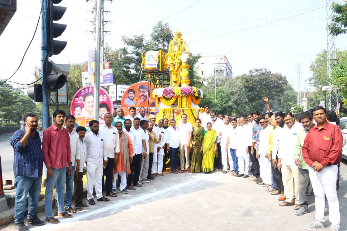 BrsBandari's tweet image. మనిషిని మహోన్నతుడిగా తీర్చిది విద్య ఒక్కటే

- ఉప్పల్ ఎమ్మెల్యే బండారి లక్ష్మారెడ్డి.

మనిషిని మహోన్నతుడిగా తీర్చిదిద్దేది విద్య ఒకటే అని ఉప్పల్ ఎమ్మెల్యే బండారి లక్ష్మారెడ్డి గారు అన్నారు.
అందరికీ విద్యను అందించేలా కృషిచేసిన మహానీయుడు, తత్వవేత్త, సంఘ సంస్కర్త
మహాత్మ జ్యోతిబాపూలే…