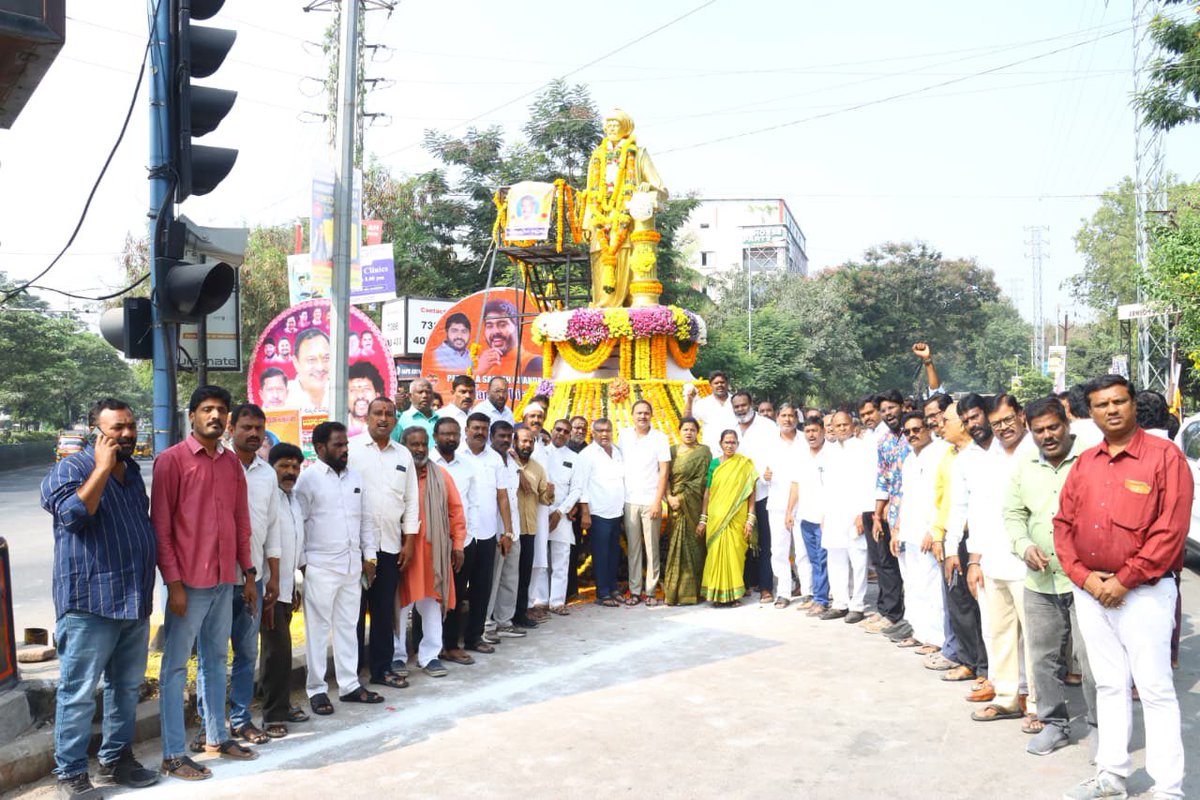 BrsBandari's tweet image. మనిషిని మహోన్నతుడిగా తీర్చిది విద్య ఒక్కటే

- ఉప్పల్ ఎమ్మెల్యే బండారి లక్ష్మారెడ్డి.

మనిషిని మహోన్నతుడిగా తీర్చిదిద్దేది విద్య ఒకటే అని ఉప్పల్ ఎమ్మెల్యే బండారి లక్ష్మారెడ్డి గారు అన్నారు.
అందరికీ విద్యను అందించేలా కృషిచేసిన మహానీయుడు, తత్వవేత్త, సంఘ సంస్కర్త
మహాత్మ జ్యోతిబాపూలే…