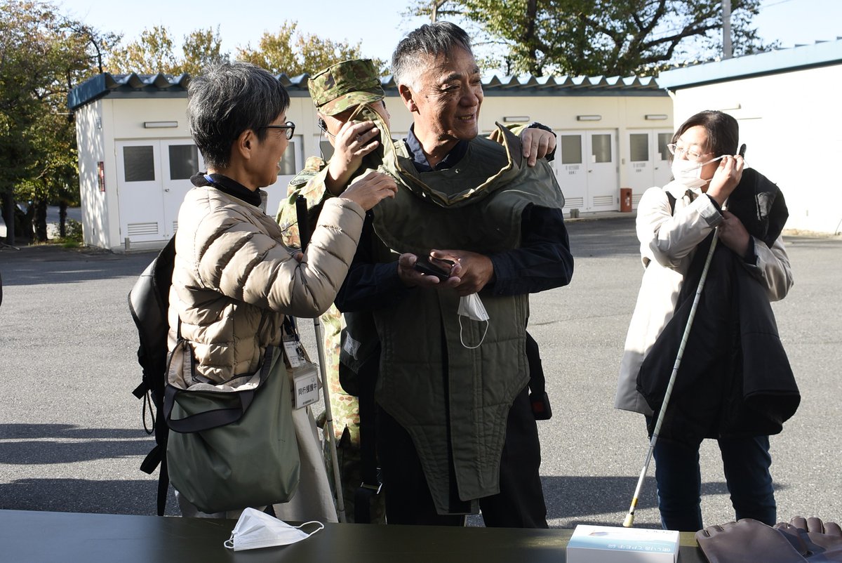 Jgsdf_Nerima's tweet photo. #練馬駐屯地 (駐屯地司令柳田陸将補)は第1特殊武器防護隊の支援を受け、視覚障害者団体の見学対応を実施しました。車両に触れたり、装備品を着用したり様々な体験をしていただきました。
#1特防 #自衛隊 #練馬 #東京 #toyko #白杖 https://t.co/HJYUTHcQLy