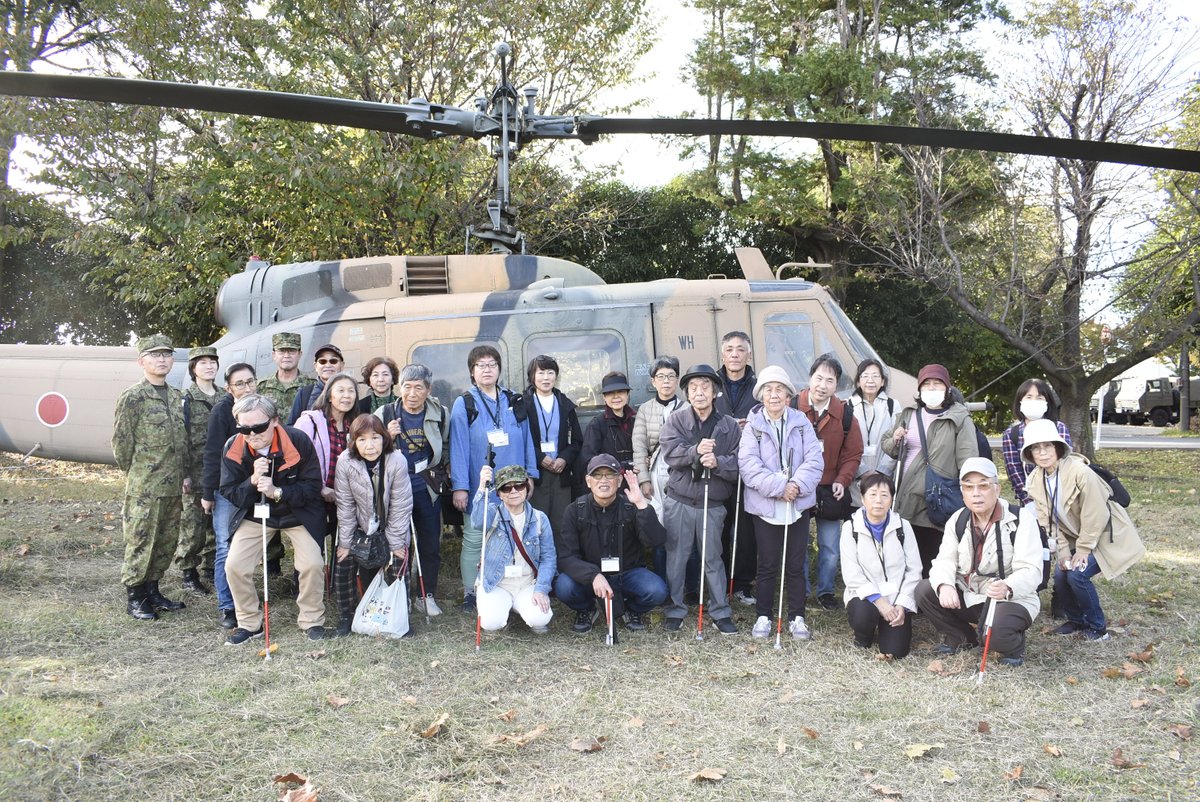 Jgsdf_Nerima's tweet photo. #練馬駐屯地 (駐屯地司令柳田陸将補)は第1特殊武器防護隊の支援を受け、視覚障害者団体の見学対応を実施しました。車両に触れたり、装備品を着用したり様々な体験をしていただきました。
#1特防 #自衛隊 #練馬 #東京 #toyko #白杖 https://t.co/HJYUTHcQLy