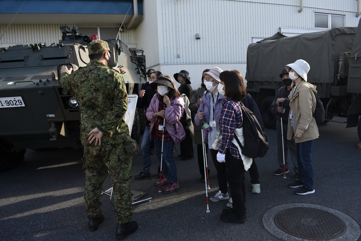 Jgsdf_Nerima's tweet photo. #練馬駐屯地 (駐屯地司令柳田陸将補)は第1特殊武器防護隊の支援を受け、視覚障害者団体の見学対応を実施しました。車両に触れたり、装備品を着用したり様々な体験をしていただきました。
#1特防 #自衛隊 #練馬 #東京 #toyko #白杖 https://t.co/HJYUTHcQLy