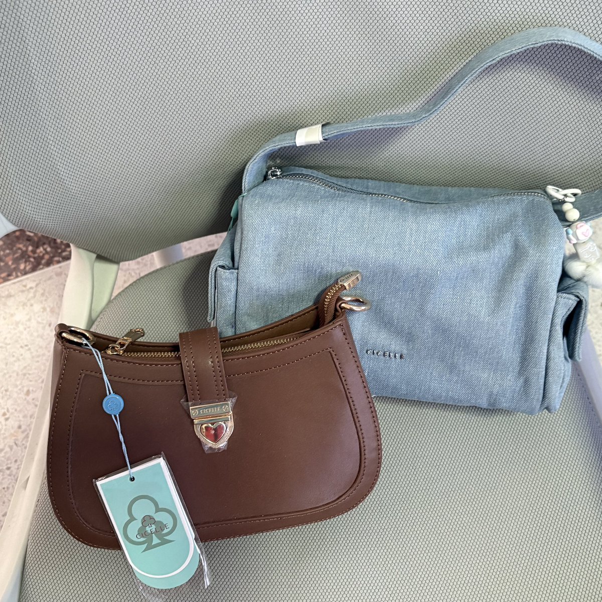 lerbsync's tweet photo. ส่งต่อ 🎀 กระเป๋า cicelle มือ 1 ค่า
cargo bag สี light blue
: ราคา 180 บาท ( shop 500 )
first love สี brown
ราคา 150 บาท ( shop 399 )
dm only ka 🩵🩵
#ส่งต่อเสื้อผ้ามือ2 #ส่งต่อกระเป๋า #ส่งต่อกระเป๋ามือสอง #cicelle #ส่งค่อcicelle #kappabkk #ส่งต่อkappa #กระเป๋าแบรนด์ไทย https://t.co/svAw7OBrU4