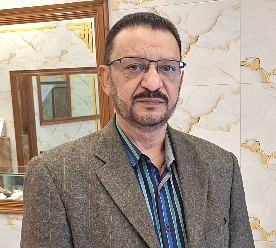 کبھی   خراب   تعلق   نہیں   کیا   میں   نے 
کہا جو اس نے اسی پر  یقیں  کیا  میں  نے 

کہیں کی اینٹ کہیں اور لگ گئی مجھ سے 
کہیں کا عشق کہیں سے کہیں کیا  میں  نے 
۔
#احمد_سبحانی_آکاش