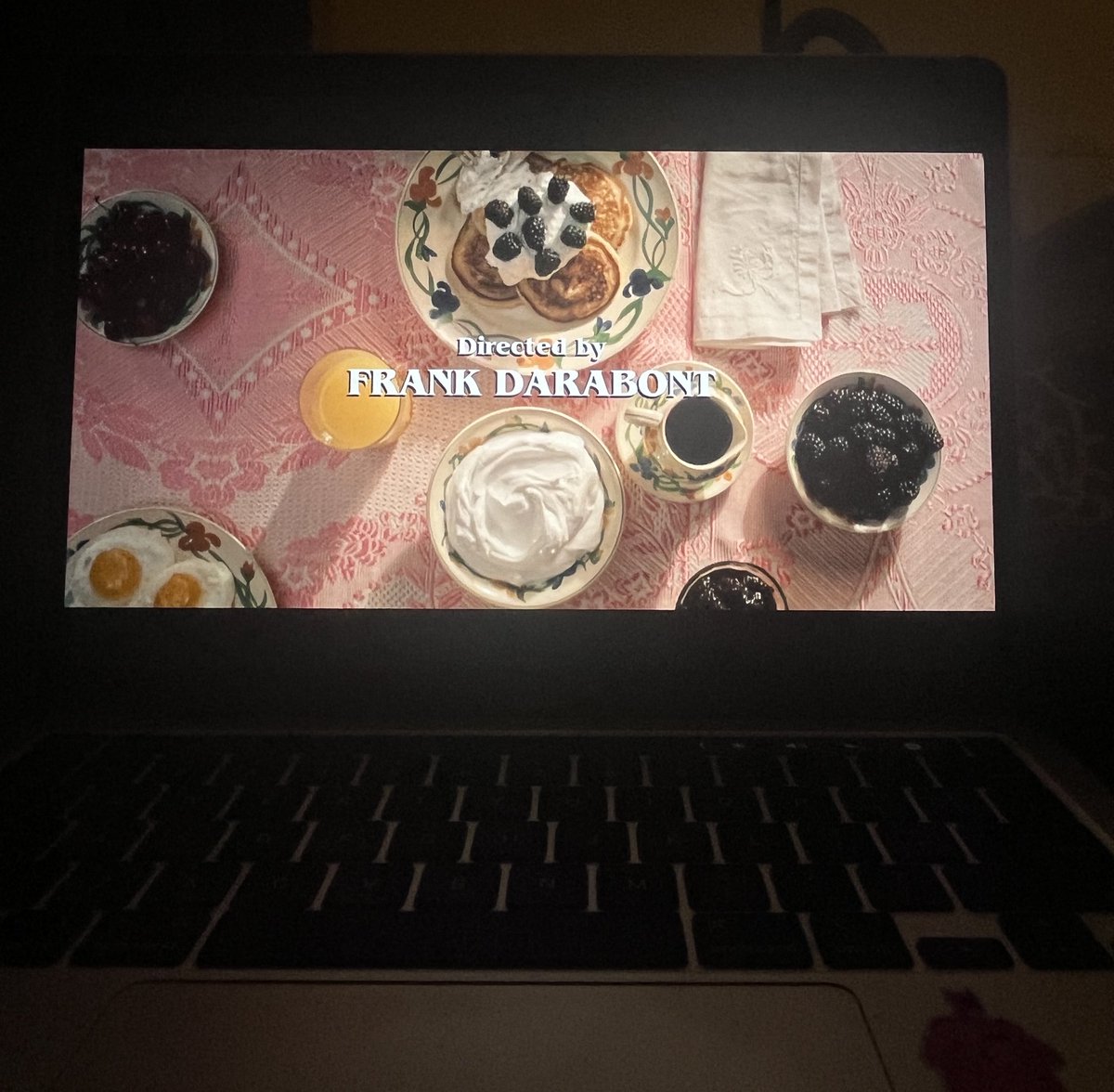 ToThatPoor's tweet image. دیشب اول قسمت سوم #StrangerThings5 دیدم کارگردانش دارابونته. یه ودف بلند گفتم و عکس گرفتم. بعد اینطوری بودم آیا واقعا برای دیگری‌ هم اینقد مهم و عجیبه این یا نه؟