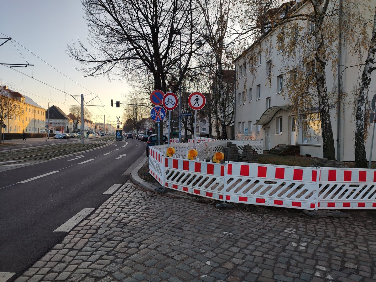 In der #Wienerstrasse sollen sich Radfahrer*innen und Fußgänger*innen in Luft auflösen. <a href="/Ottostadt/">Ottostadt Magdeburg</a> ist scheinbar unfähig ordentliche Sperranweisungen zu erlassen. Es wäre zudem ein Leichtes den Linksabbieger temporär weg zunehmen und eine Spur für 🧍&amp;🧑‍🦽&amp;🚴 mit Barken zu schaffen.