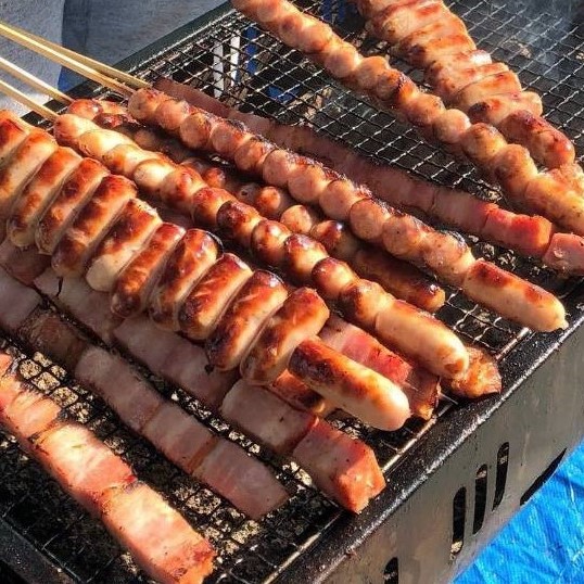 zelvia_gourmet's tweet photo. 《ゼルビーランドのご紹介》  

誰もが認めるFC町田ゼルビアを代表するスタグル「隠れ家食堂」さん！       

名物はインパクト満点の長～～～い串に刺さった厚切りベーコン串・ソーセージ串！

その見た目の迫力だけでなく、美味しさと提供の速さまで兼ね備えた最高の逸品！

チームに対するその熱意と店主の人柄も最高です！

#ゼルビアスタグル 
#FC町田ゼルビア 
#zelvia