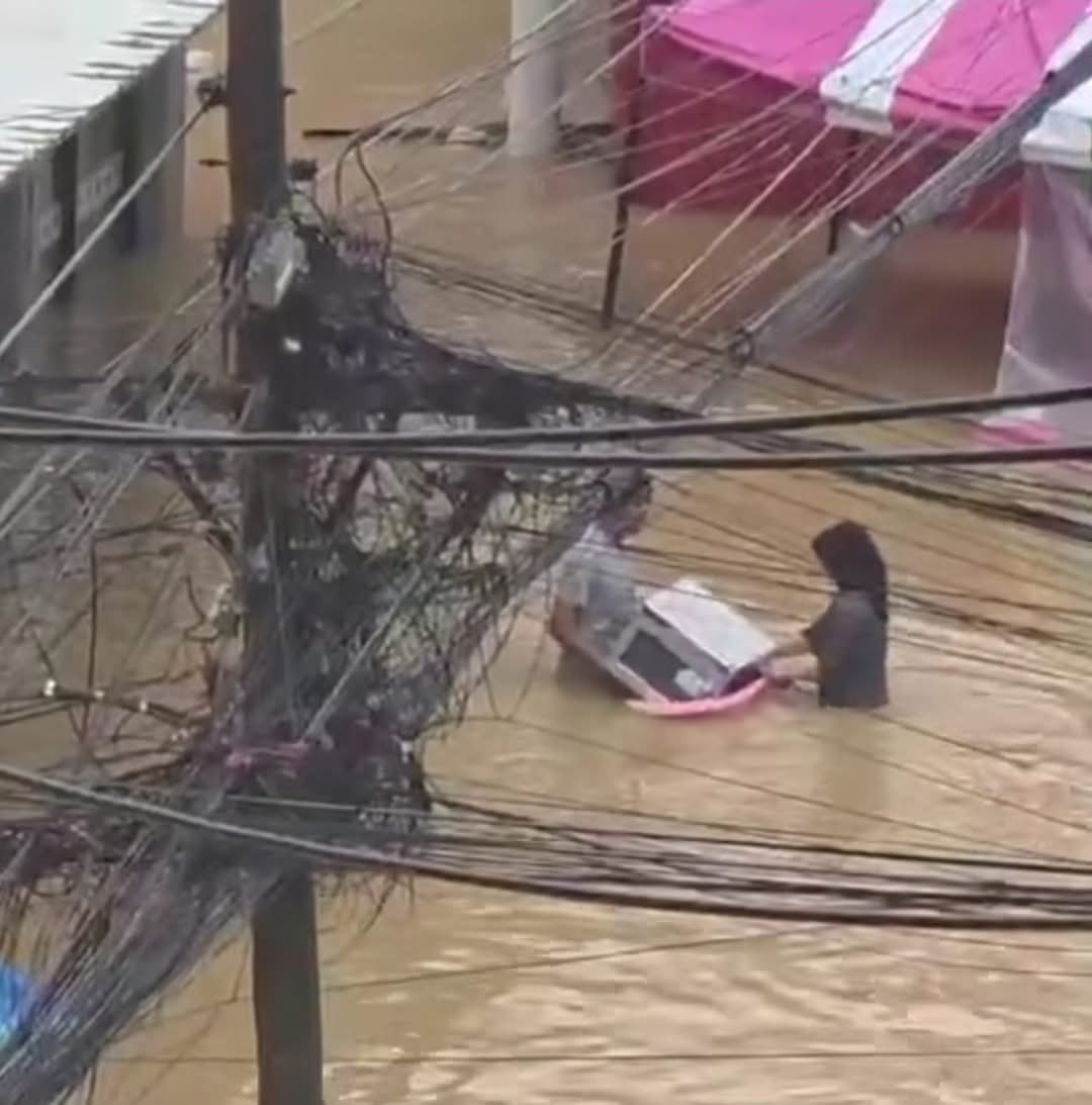 TifFaNy_9member's tweet image. อันนี้ไม่ใช่ล่ะ อันนี้คือการขโมยแล้วนะ ขโมยไมโครเวฟของ 7-11 คุณเดือดร้อน เจ้าของเค้าเองก็เดือดร้อนเหมือนกัน

#หาดใหญ่ #น้ำท่วมหาดใหญ่ #น้ำท่วมสงขลา #โหนกระแส #น้ำท่วมใต้