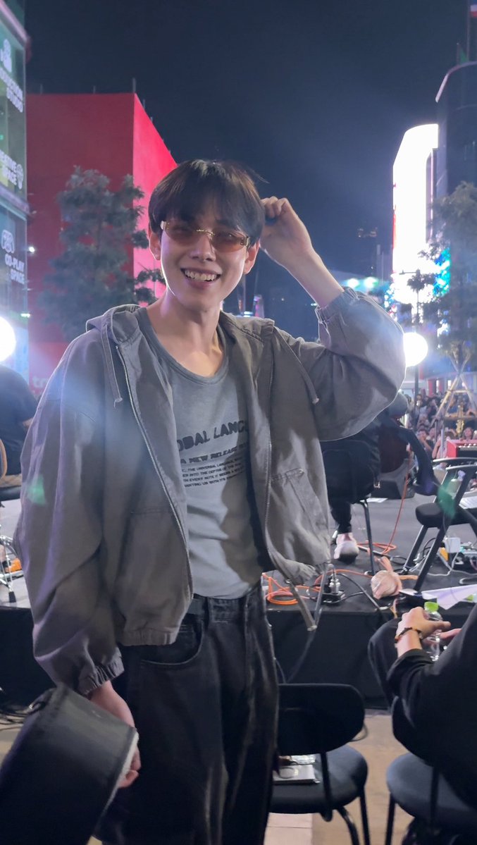 Naeunswsy's tweet image. งานที่สยามเมื่อวาน 
🦖 : มีใครมีหวีมั้ย?
เพื่อน : (สะกิดนี่) มึงๆ พี่เขาถามหาหวี มีมั้ยให้เขาเร็ว
Me : หนูมีๆ พี่เอามั้ย
🦖 : เอาๆ ยืมหน่อย 
Me : จริงปะเนี้ย 
🦖 : จริงดิ

คือ645545545553 ศิลปินขอยืมหวีแฟนคลับกูจะบ้า คนไทยสนิทกันไวนะ ปล.มีคลิปค่ายืมหวี(แซวๆ)
#ต้าห์อู๋ #Daou