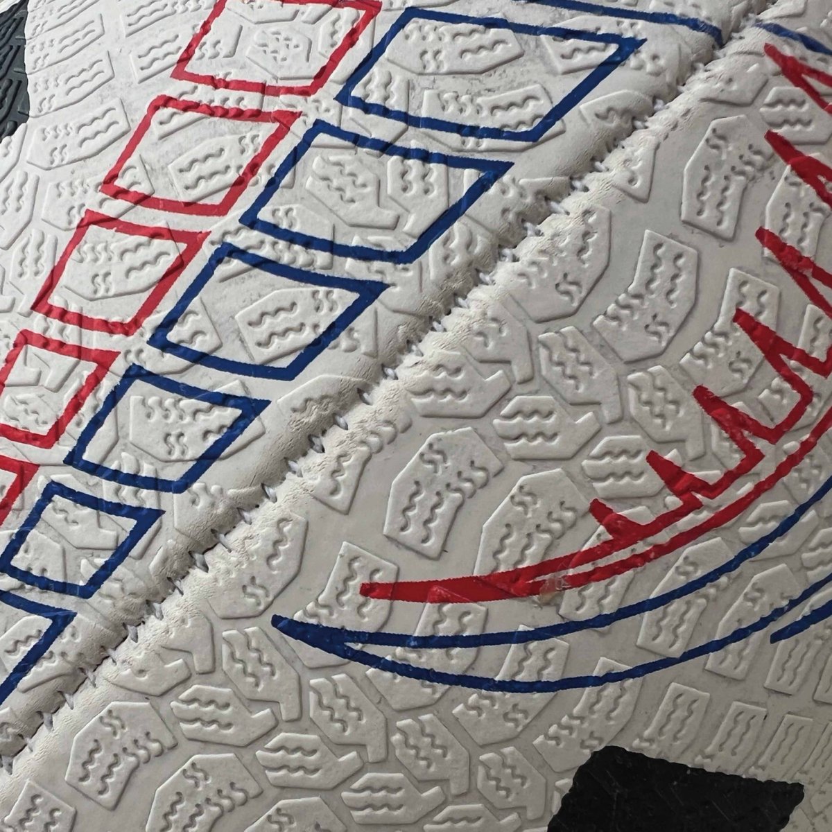 rugbyryusp's tweet photo. RHINO≪ライノ≫ゼファー・リサイクル・ラグビーボール（5号球）が数量限定で入荷しました！https://t.co/KHudSFeSY7

#RUGBY #RUGBYBALL ＃RHINO #ラグビー #ライノ #ラグビーボール https://t.co/ScGmZGlTdu