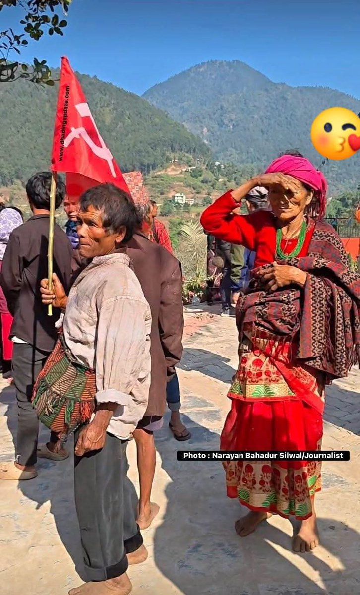 राजाका पालामा जनता यसरप हिड्थे भोकै नाङ्गै 
गणतन्त्र मा त सुनका चप्पल लाउछन बरै😁