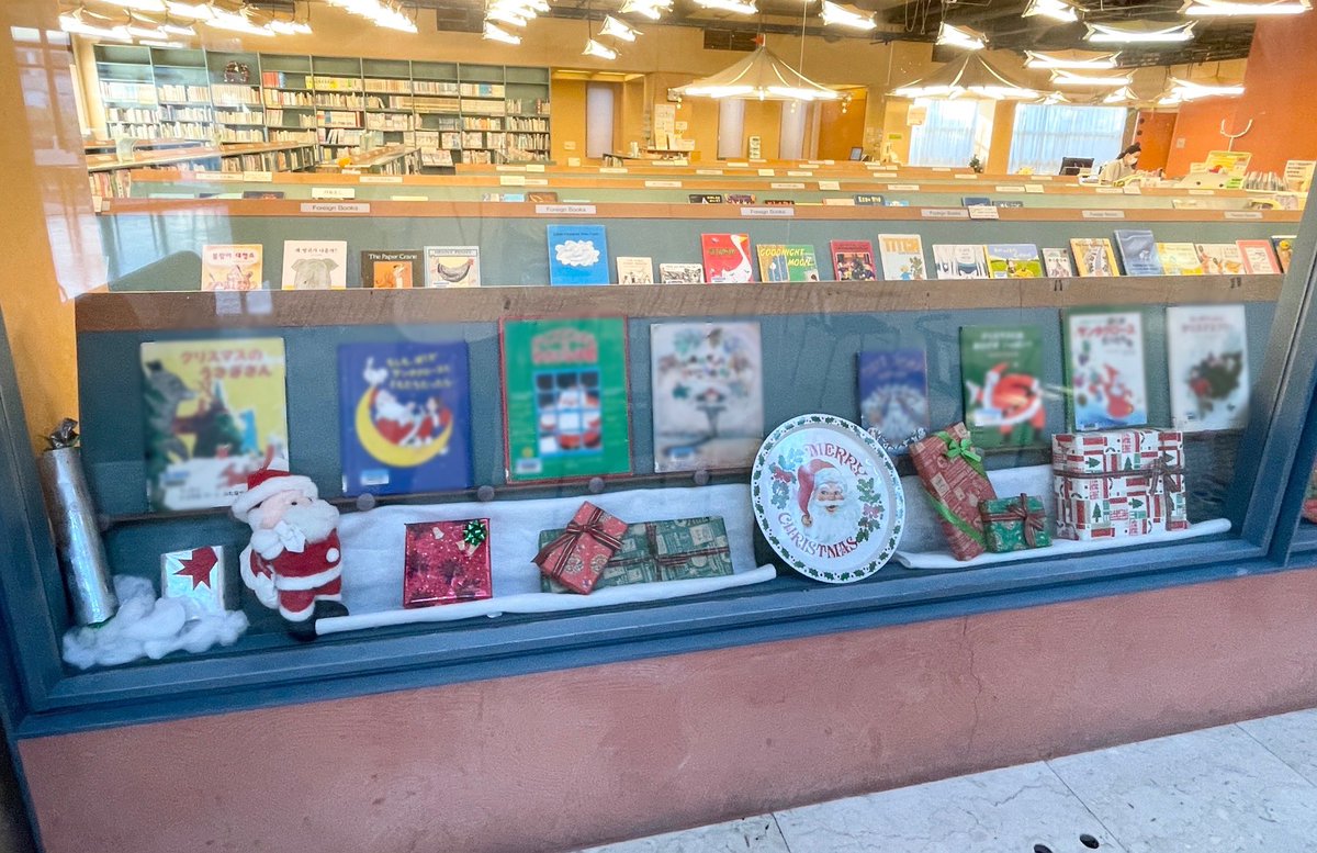 IchikawaLibrary's tweet photo. こんにちは、くま館長です🐻
こどもとしょか��が冬仕様になりました！ 赤い衣装も似合っているかなぁ？
寒さに負けず、楽しんでいきましょう🎁🎄.* https://t.co/IIz4mav8M7