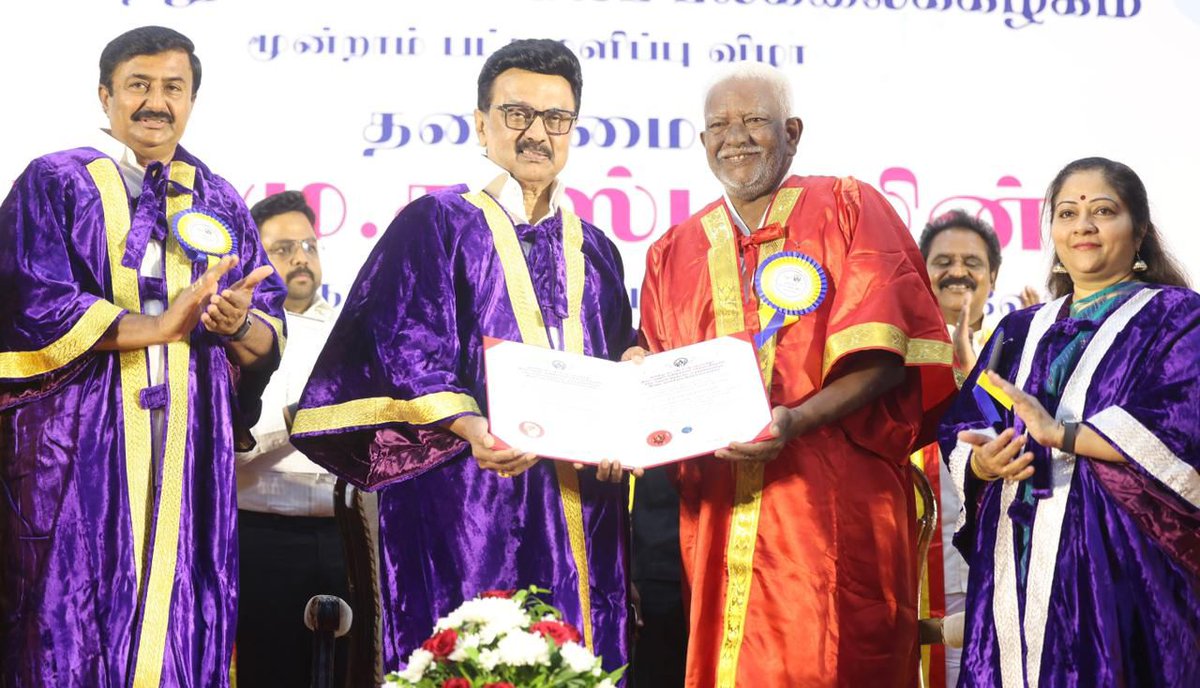 mkstalin's tweet image. தமிழ்நாடு டாக்டர் ஜெ. ஜெயலலிதா இசை &amp;amp; கவின்கலைப் பல்கலைக்கழகப் பட்டமளிப்பு விழா:

மதிப்புறு முனைவர் பட்டம் பெற்றுள்ள அண்ணன் சிவக்குமார் அவர்களுக்கும், மரியாதைக்குரிய ஓவியர் சந்ரு அவர்களுக்கும் வாழ்த்துகள்!

சமூக வளர்ச்சிக்குப் பொருளாதாரம், உற்பத்தி எந்த அளவுக்கு முக்கியமோ அதே…