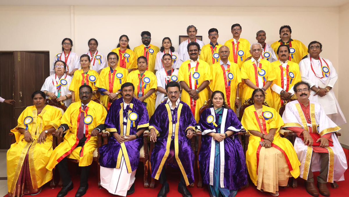 mkstalin's tweet image. தமிழ்நாடு டாக்டர் ஜெ. ஜெயலலிதா இசை &amp;amp; கவின்கலைப் பல்கலைக்கழகப் பட்டமளிப்பு விழா:

மதிப்புறு முனைவர் பட்டம் பெற்றுள்ள அண்ணன் சிவக்குமார் அவர்களுக்கும், மரியாதைக்குரிய ஓவியர் சந்ரு அவர்களுக்கும் வாழ்த்துகள்!

சமூக வளர்ச்சிக்குப் பொருளாதாரம், உற்பத்தி எந்த அளவுக்கு முக்கியமோ அதே…