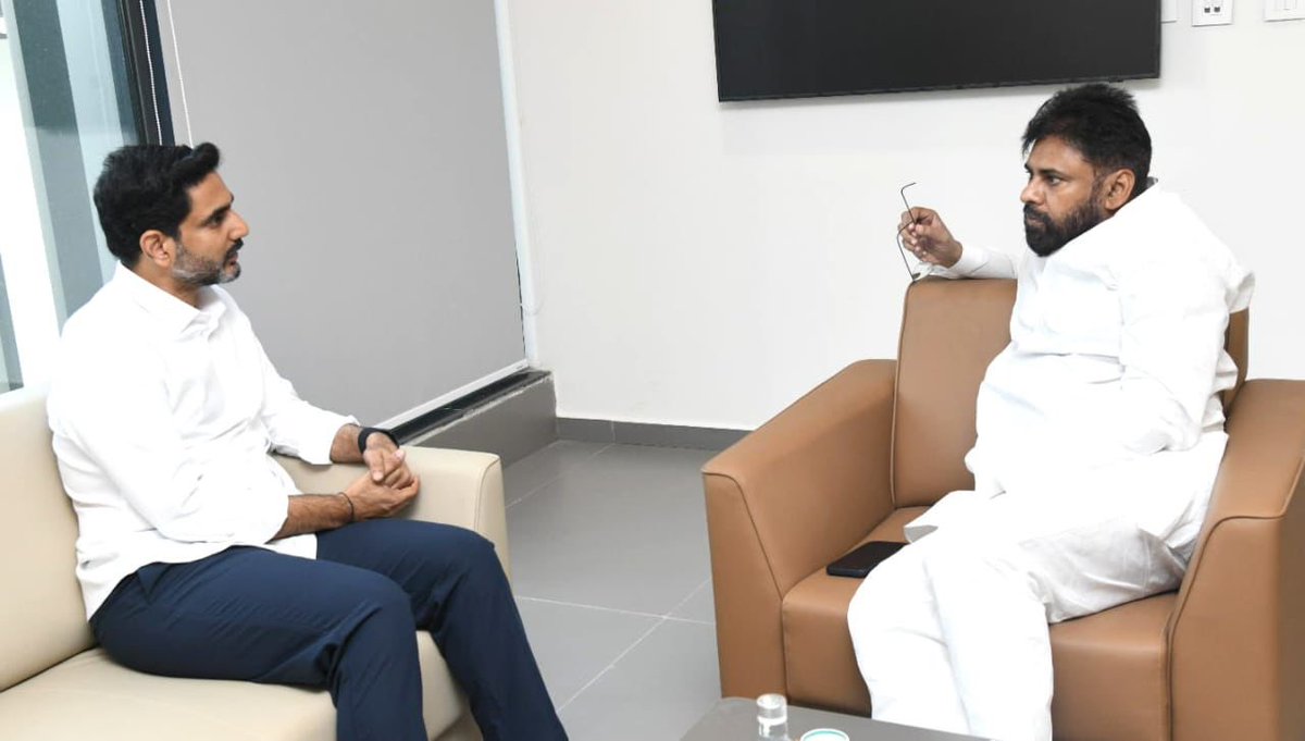 APDeputyCMO's tweet image. అమరావతిలో బ్యాంకులు–బీమా సంస్థల ప్రధాన కార్యాలయాల శంకుస్థాపన కార్యక్రమానికి విచ్చేసిన ఉప ముఖ్యమంత్రి @PawanKalyan కు స్వాగతం పలికిన సిఆర్డిఏ కమిషనర్ శ్రీ కన్నబాబు, గుంటూరు జిల్లా కలెక్టర్ శ్రీమతి తమీమ్ అన్సారియా. అనంతరం మానవ వనరుల అభివృద్ధి, ఐటీ–ఎలక్ట్రానిక్స్ &amp;amp; కమ్యూనికేషన్,…