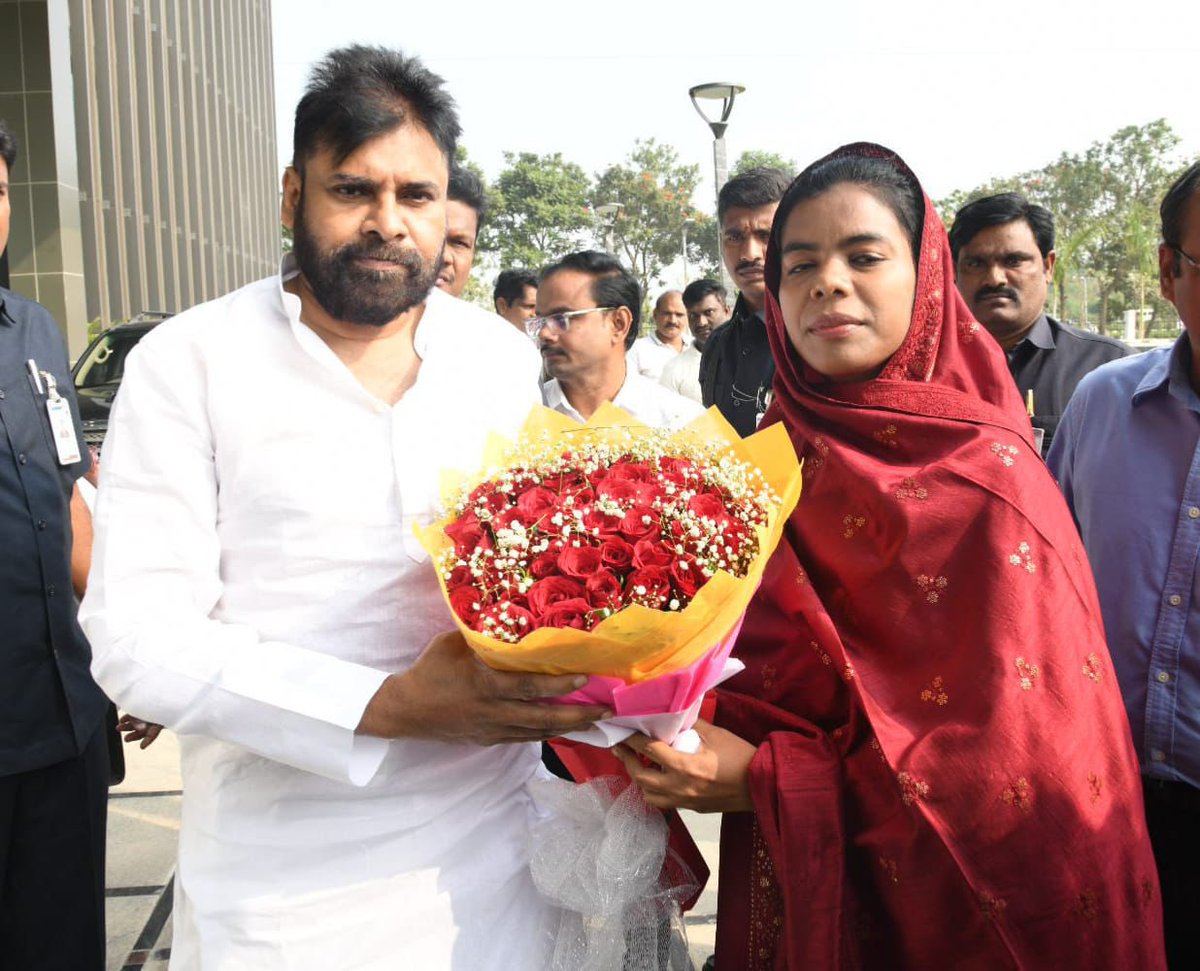 APDeputyCMO's tweet image. అమరావతిలో బ్యాంకులు–బీమా సంస్థల ప్రధాన కార్యాలయాల శంకుస్థాపన కార్యక్రమానికి విచ్చేసిన ఉప ముఖ్యమంత్రి @PawanKalyan కు స్వాగతం పలికిన సిఆర్డిఏ కమిషనర్ శ్రీ కన్నబాబు, గుంటూరు జిల్లా కలెక్టర్ శ్రీమతి తమీమ్ అన్సారియా. అనంతరం మానవ వనరుల అభివృద్ధి, ఐటీ–ఎలక్ట్రానిక్స్ &amp;amp; కమ్యూనికేషన్,…