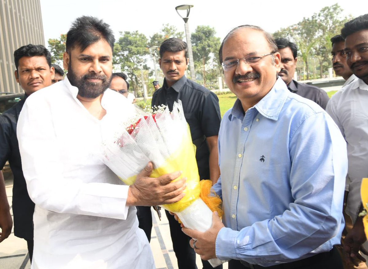 APDeputyCMO's tweet image. అమరావతిలో బ్యాంకులు–బీమా సంస్థల ప్రధాన కార్యాలయాల శంకుస్థాపన కార్యక్రమానికి విచ్చేసిన ఉప ముఖ్యమంత్రి @PawanKalyan కు స్వాగతం పలికిన సిఆర్డిఏ కమిషనర్ శ్రీ కన్నబాబు, గుంటూరు జిల్లా కలెక్టర్ శ్రీమతి తమీమ్ అన్సారియా. అనంతరం మానవ వనరుల అభివృద్ధి, ఐటీ–ఎలక్ట్రానిక్స్ &amp;amp; కమ్యూనికేషన్,…