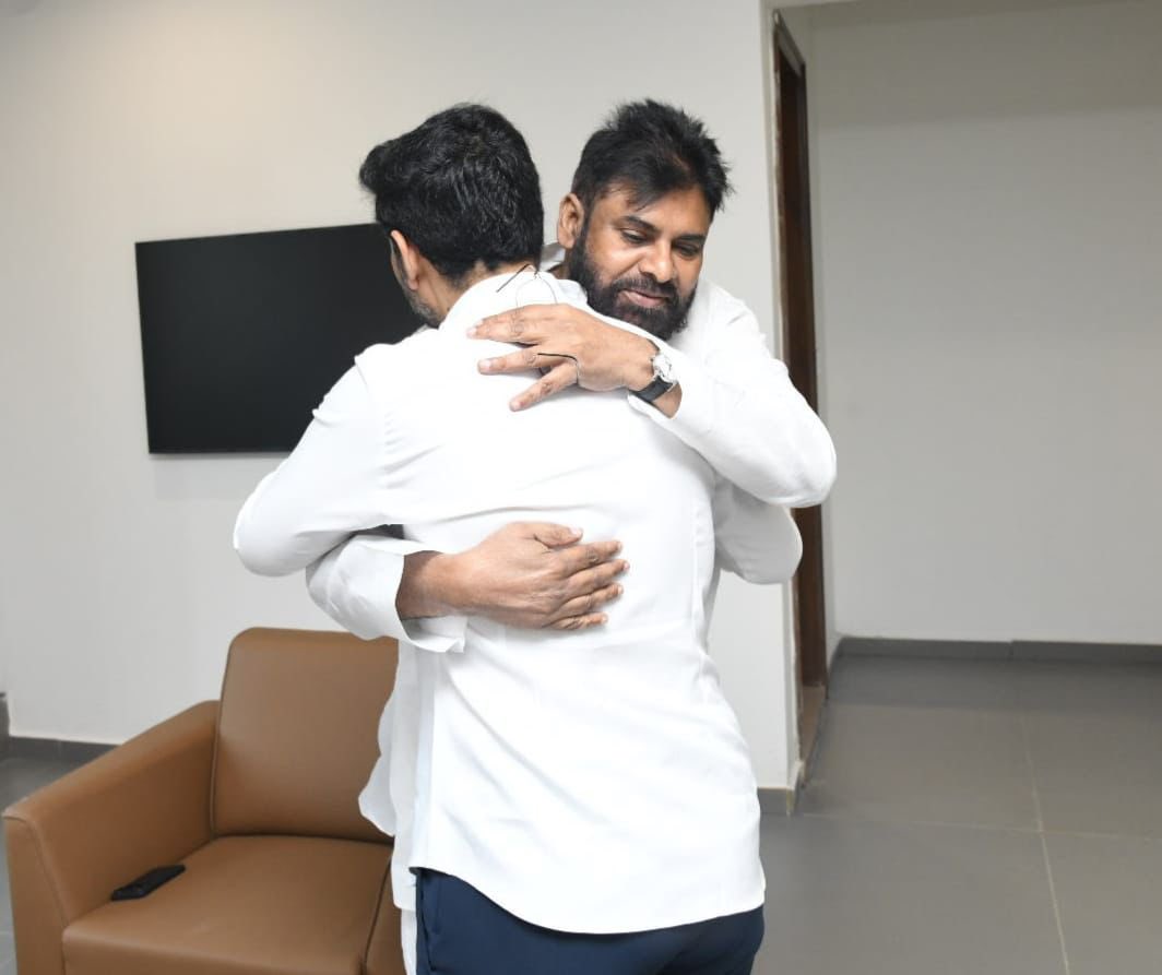 APDeputyCMO's tweet image. అమరావతిలో బ్యాంకులు–బీమా సంస్థల ప్రధాన కార్యాలయాల శంకుస్థాపన కార్యక్రమానికి విచ్చేసిన ఉప ముఖ్యమంత్రి @PawanKalyan కు స్వాగతం పలికిన సిఆర్డిఏ కమిషనర్ శ్రీ కన్నబాబు, గుంటూరు జిల్లా కలెక్టర్ శ్రీమతి తమీమ్ అన్సారియా. అనంతరం మానవ వనరుల అభివృద్ధి, ఐటీ–ఎలక్ట్రానిక్స్ &amp;amp; కమ్యూనికేషన్,…