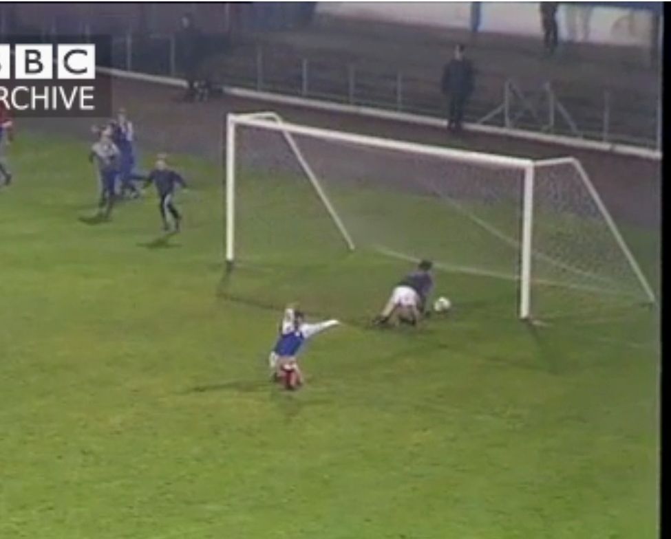 Lindsay Mckeowns penalty wins the Gold Cup semi final v Glentoran,  1987. The goal celebration in response to " the elephant man " chants from Glentoran fans 🤣