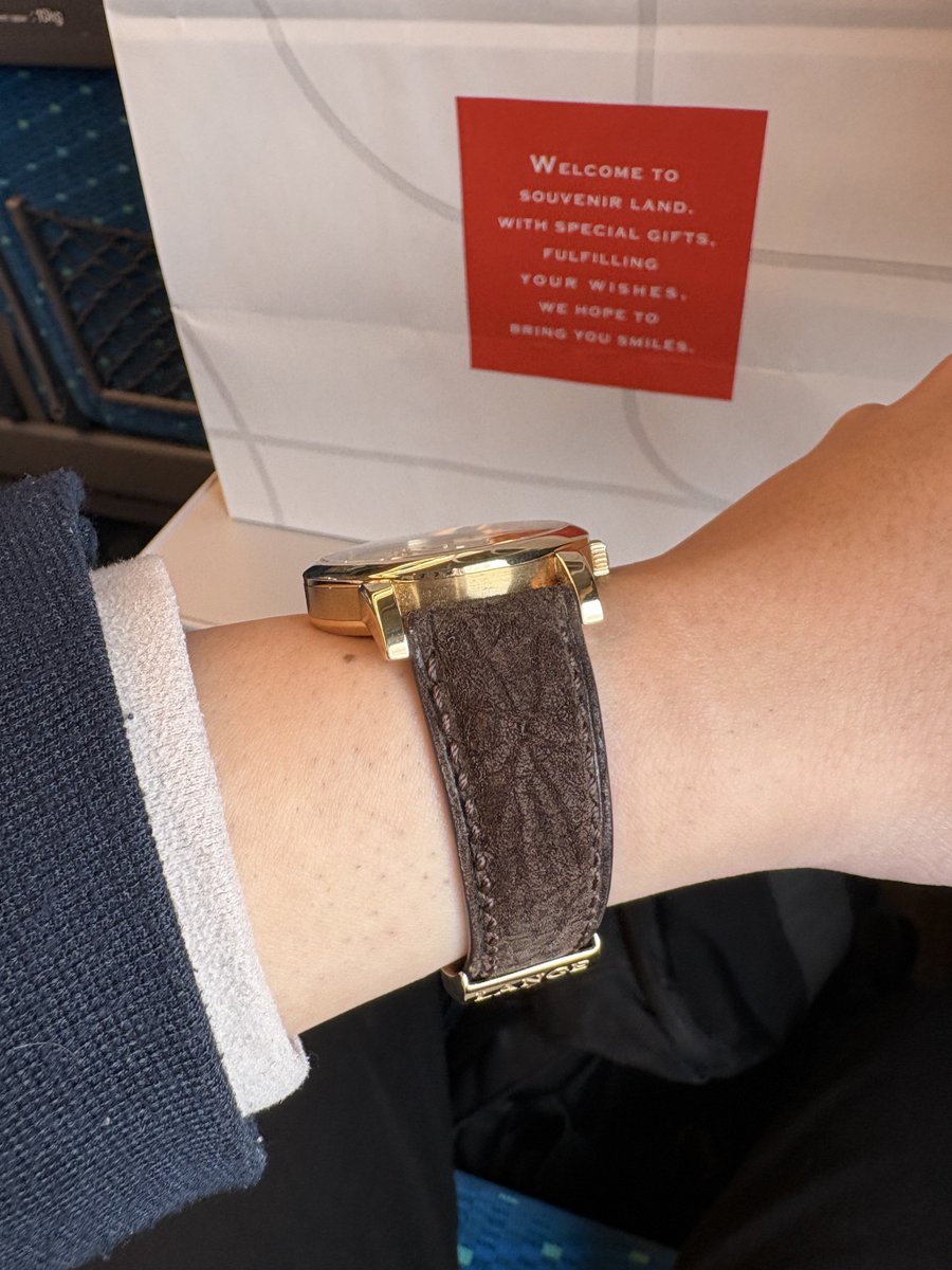 pecopecowatch's tweet photo. 革ベルト変えました😊
これだけでなんの素材か分かったら凄いです👏 https://t.co/mudE8KvrGu