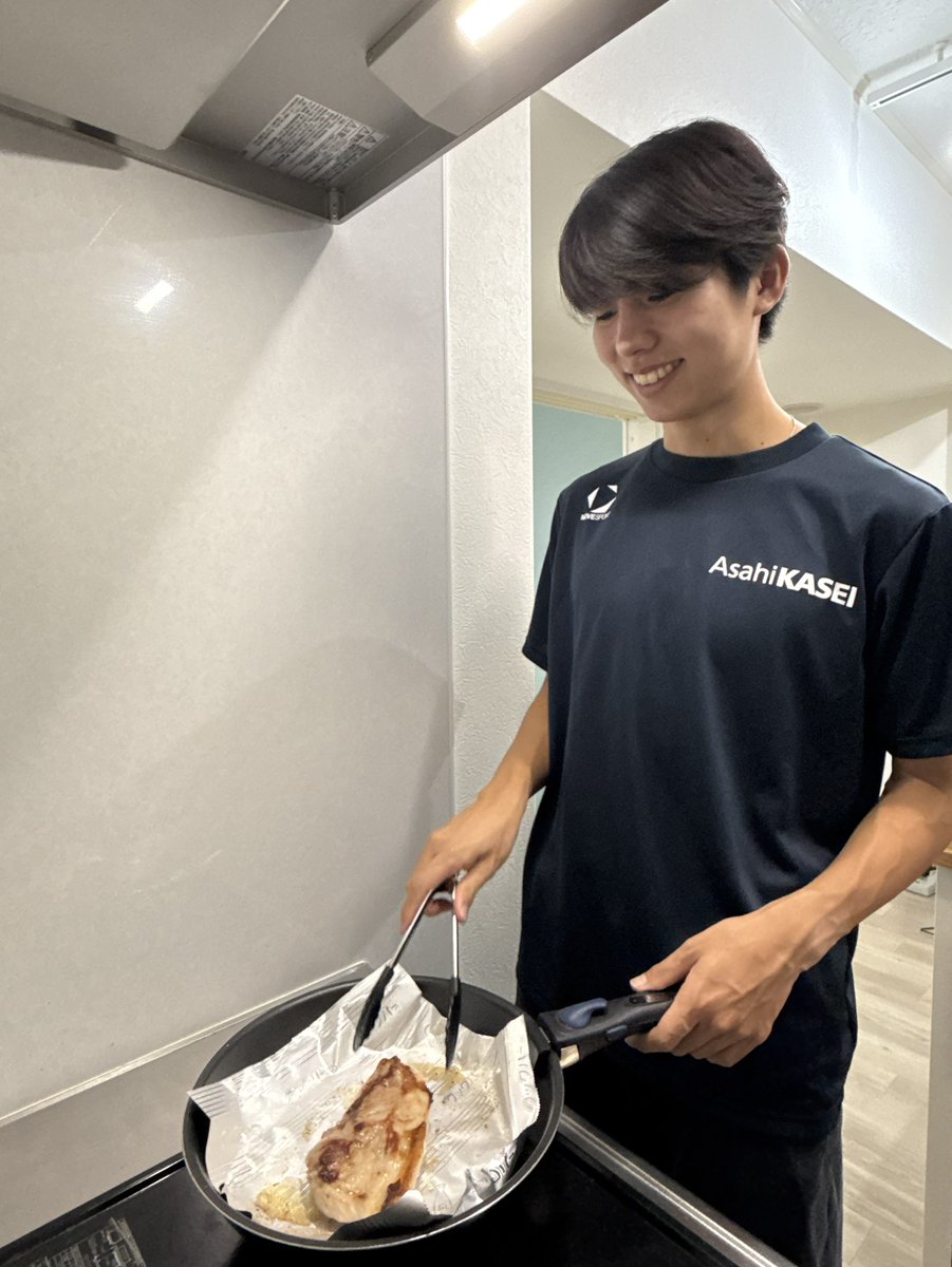 asahikasei_hp's tweet photo. 【#ニューイヤー駅伝 選手紹介】
#旭化成陸上部(@ak_rikujo)
目指せ2年連続優勝💪

1人目はチームの絶対的エース👑
#葛西潤 選手‼️

誕生日：2000年10月24日
出身校：創価大学
マイブーム：釣り

体重管理は、なんと100g単位⁉️
減量テクと意気込みは動画で🎥👇

いいね❤️やコメント💬で応援してね‼️ https://t.co/8CHNM6ZniP