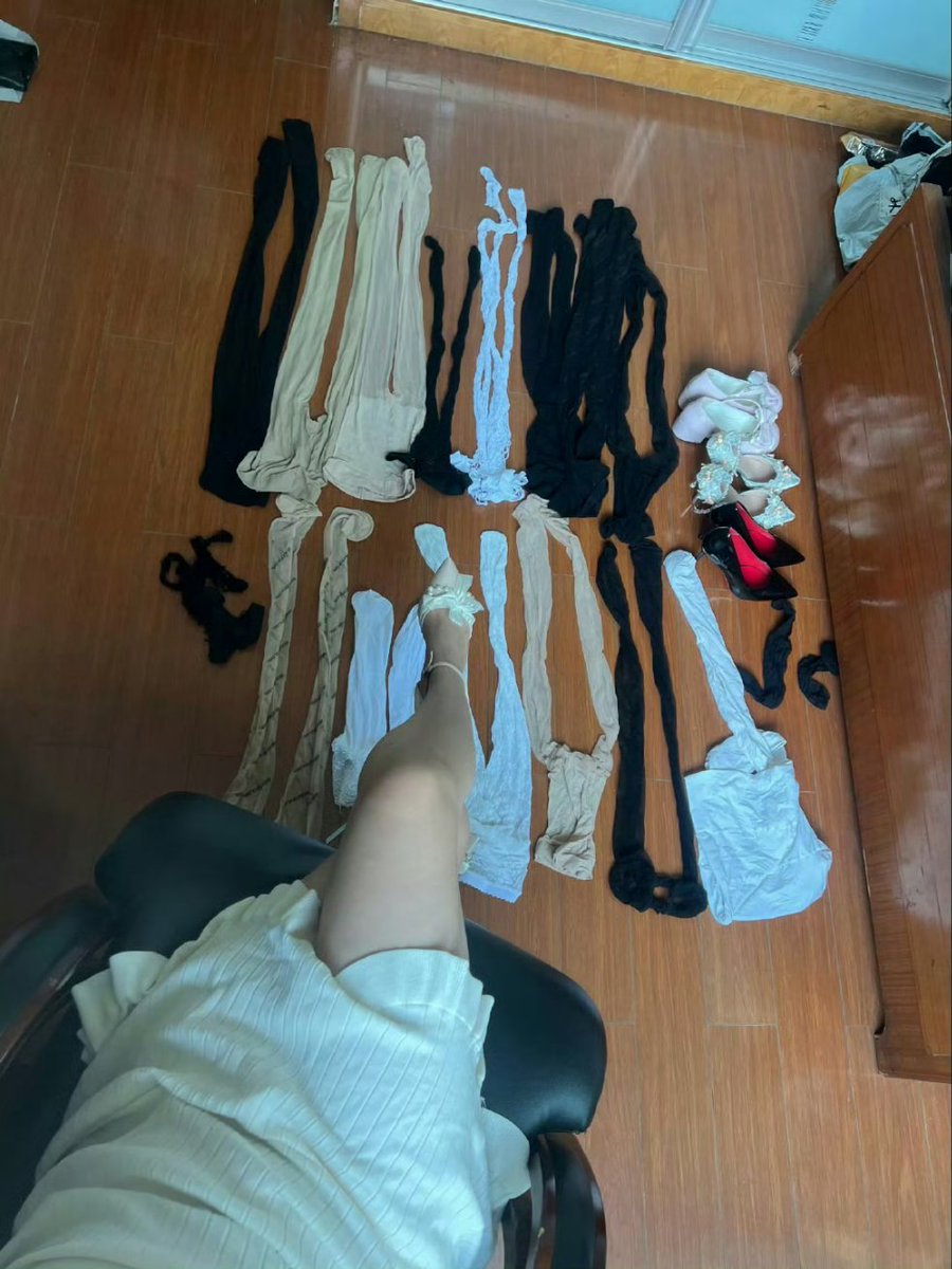 穿哪条好呢 宝宝们 留言关注 穿给你们看