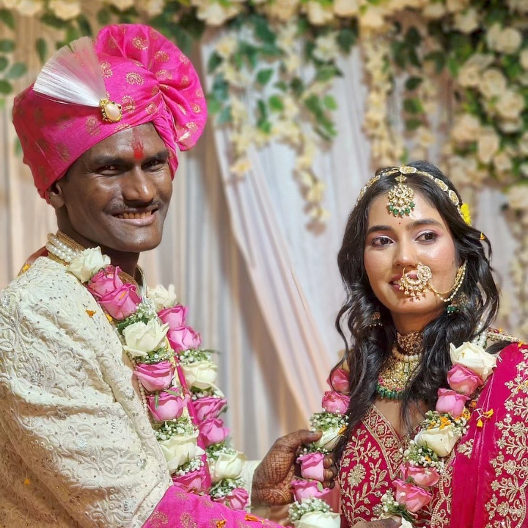 Reactwithrakesh's tweet image. अरे यार कोई जल्दी मीटिंग बुक करो भाई!  
ये कौन सा जादू-टोना फार्मूला लगा के ऐसी हॉट, स्वीट, समझदार बीवी पटाका लाया है रे तेरी तो लॉटरी लग गई कमीनें!  
बता ना वो नुस्खा, वरना तेरी शादी की सीक्रेट रेसिपी चुरा के पूरे मोहल्ले में बाँट दूँगा साले!