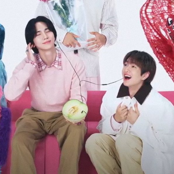 bubbabble's tweet image. jinkibum: twins connected by the same earphone cord