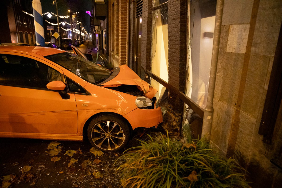 Auto ramt hotel in Roosendaal, gevel flink beschadigd