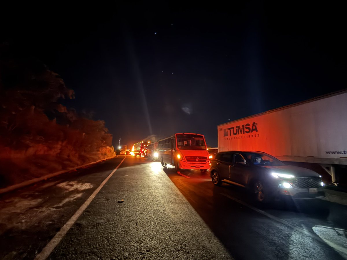 #ATENCIÓN En la carretera Maravatío-Zapotlanejo, alternativa para llegar a Guadalajara, hay bloqueo de productores y transportistas. Tome sus precauciones. 35 km de la caseta a Ocotlán, Jalisco. Tras acuerdos con el <a href="/GobiernoMX/">Gobierno de México</a>, se espera pronta liberación. <a href="/DigitalmexPerio/">DigitalMex</a>